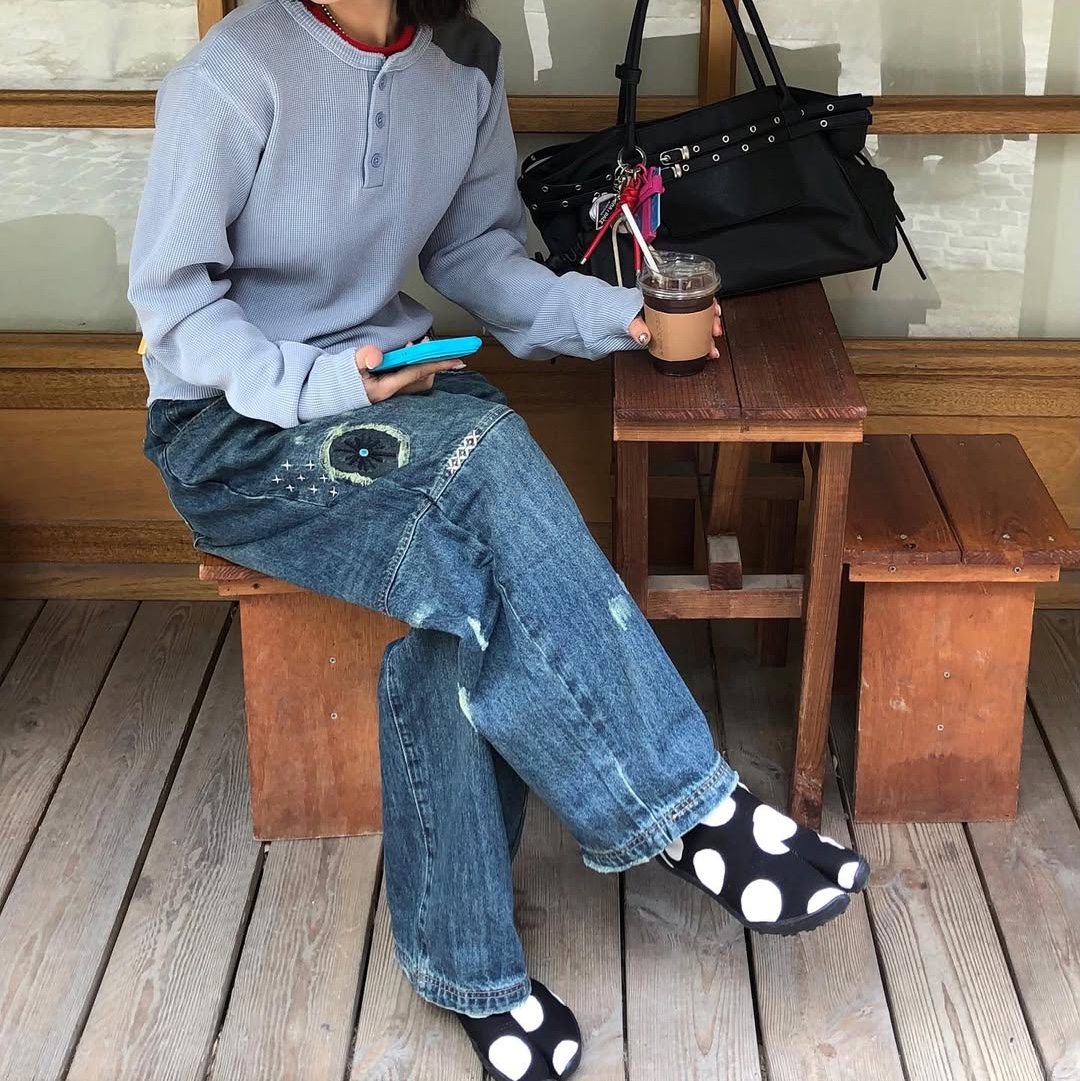 MAINBOOTH Washed Henley T-shirt SKY BLUE, MAINBOOTH Repaired Denim Pants BLUE 착용 스타일 - 6