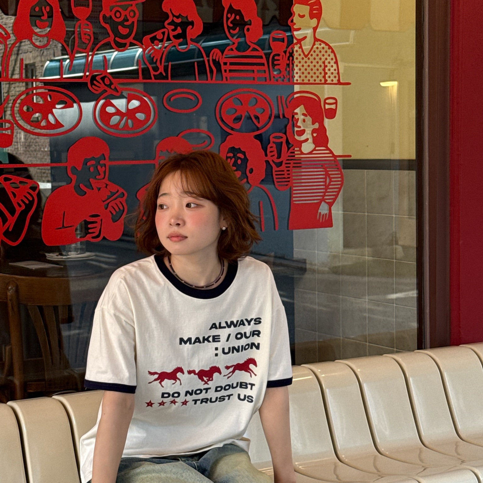 AMOU Runing Horse Ringer T-Shirts Ivory, AMOU Runing Horse Ringer T-Shirts Gray 착용 스타일 - 5