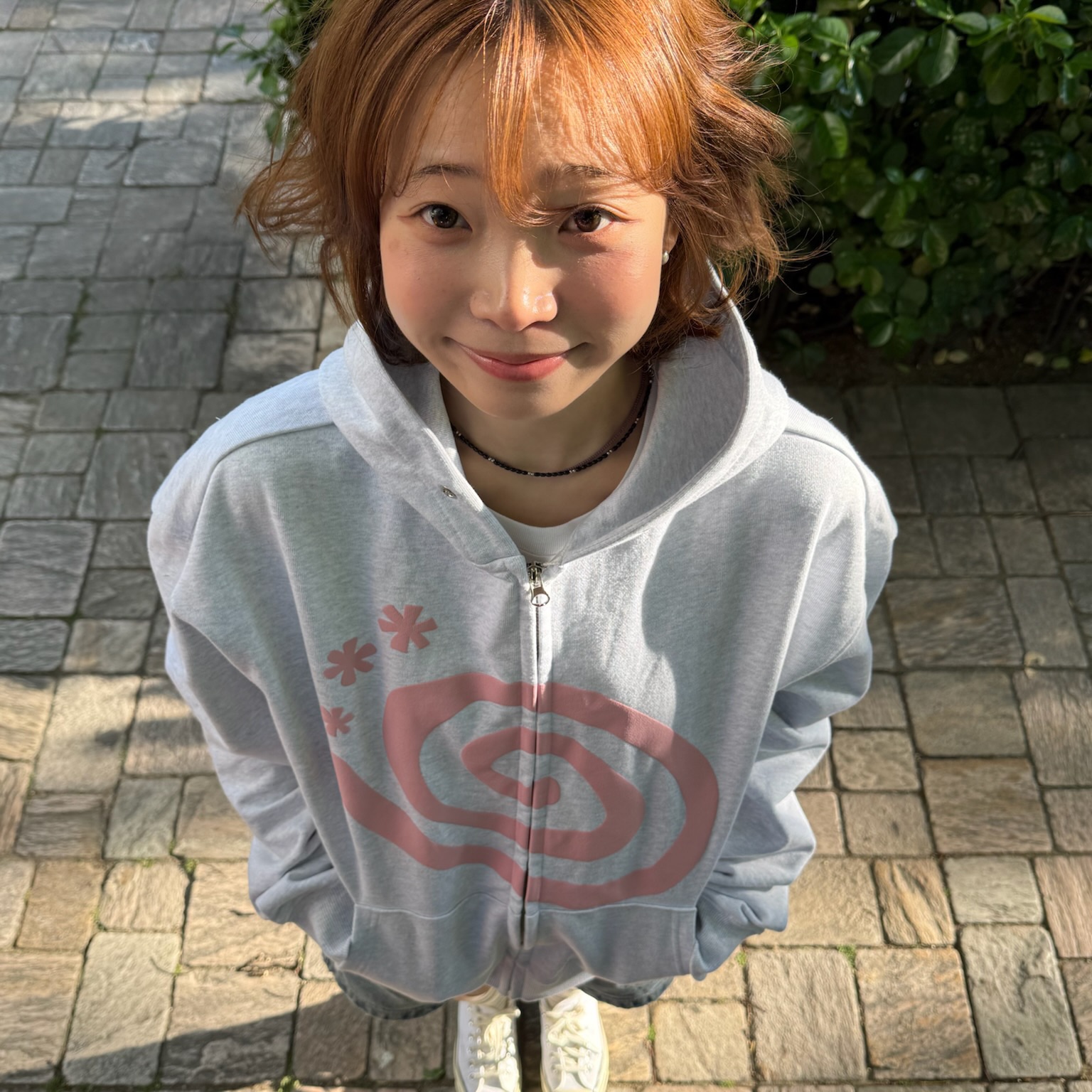 AMOU Molly Hoodie Zip Up White Melange, AMOU Molly Hoodie Zip Up Navy 착용 스타일 - 1
