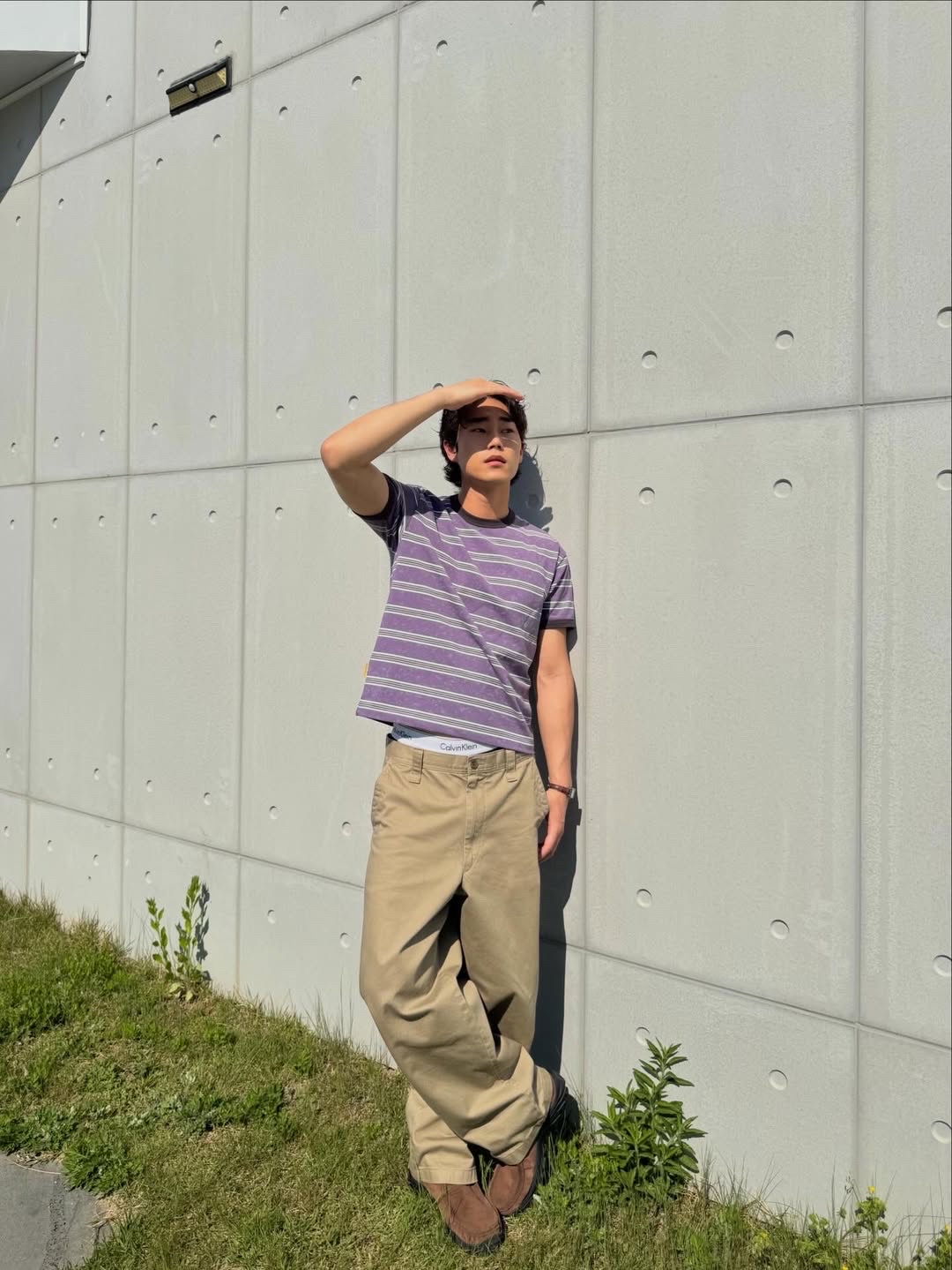 MAINBOOTH Rough Star Stripe T-shirt Purple 착용 스타일 - 3