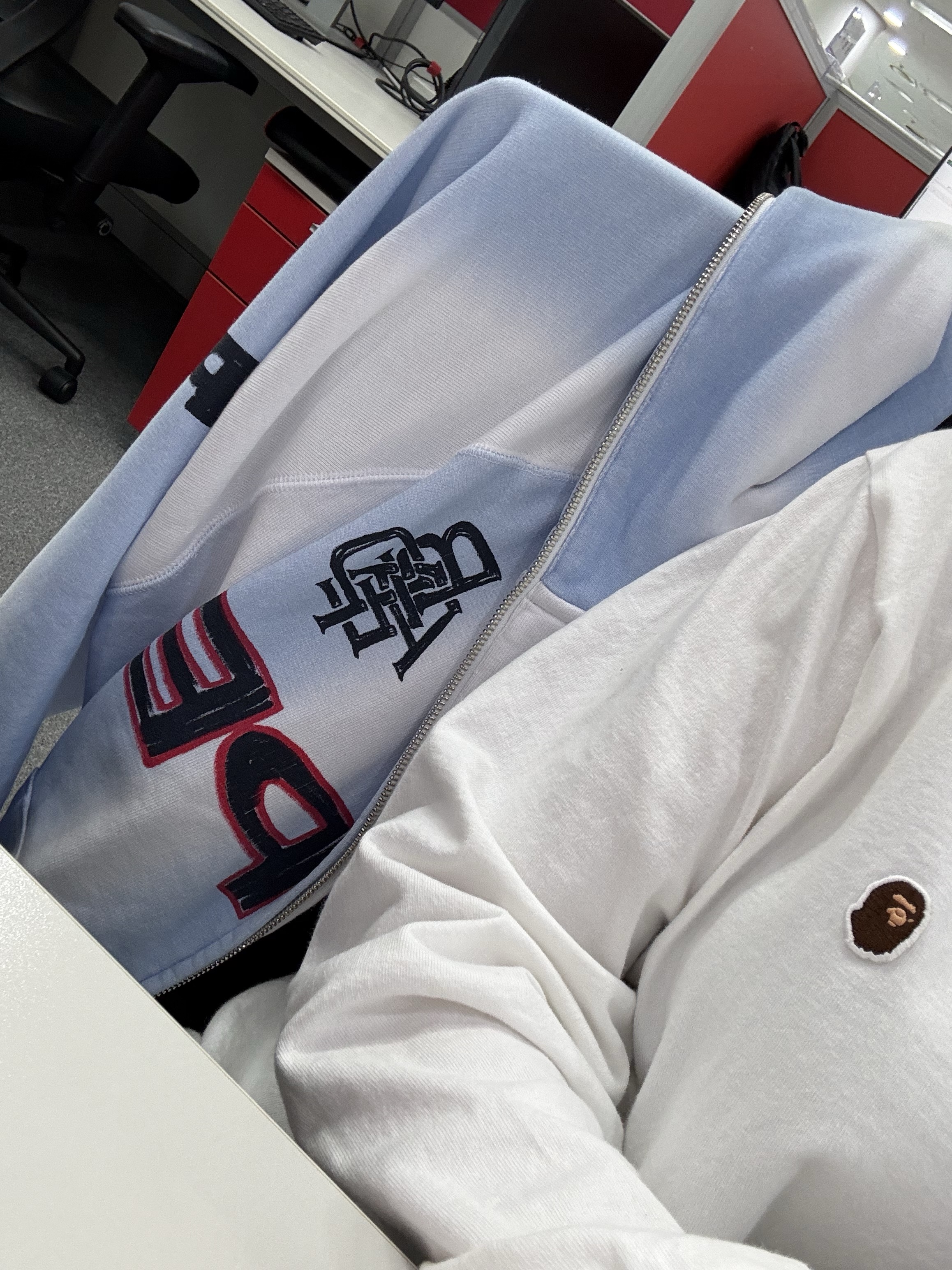 BAPE Hand Draw Football Shark Relaxed Fit Full Zip Hoodie White 착용 스타일 - 2