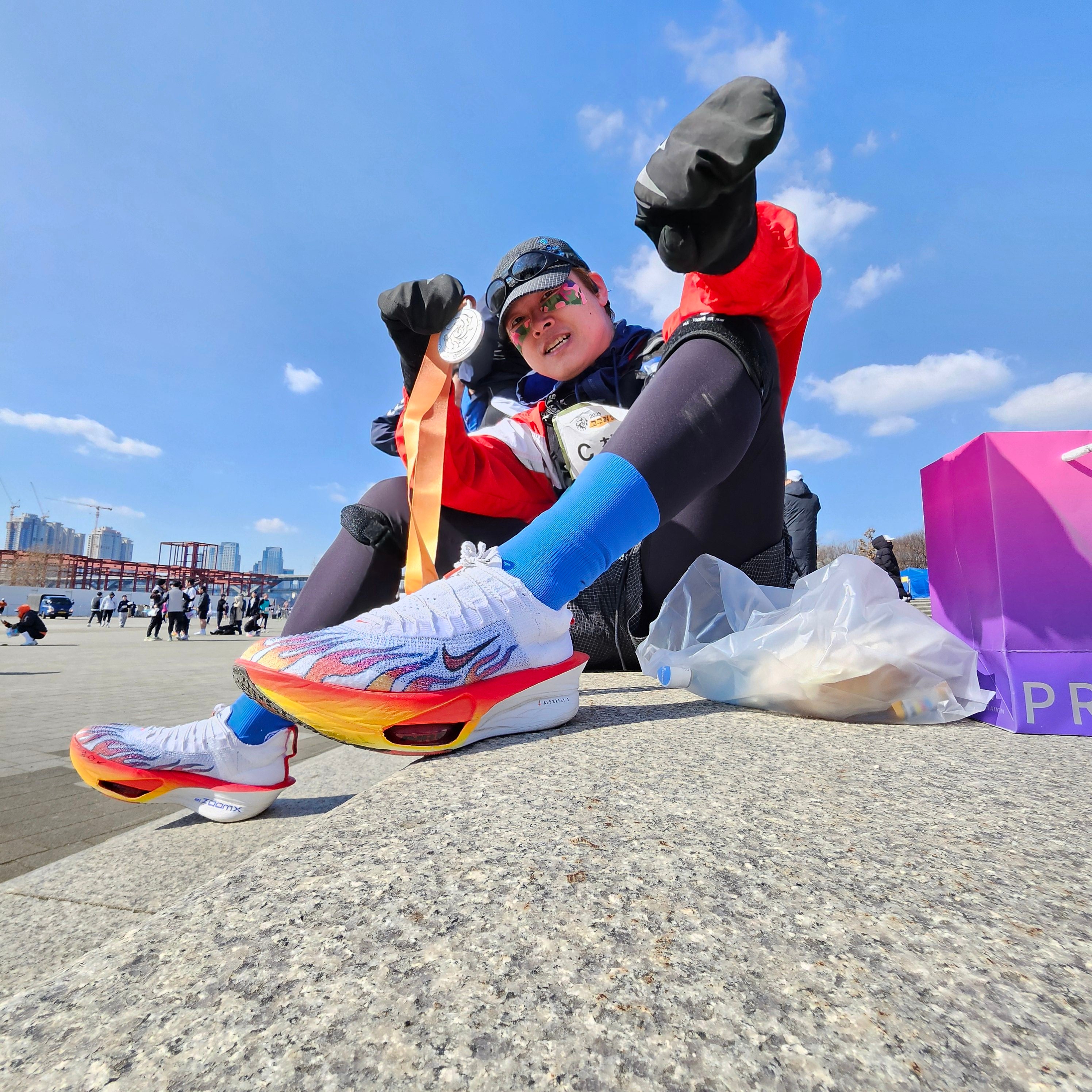 LI2 Black Wing Running Crew Socks Cobalt Blue 착용 스타일 - 1