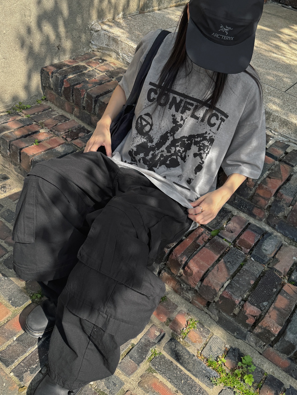 Dr. Martens Reeder Wyoming Leather Utility Shoes Black, Arc'teryx Gore 5 Panel Cap Black 착용 스타일 - 1