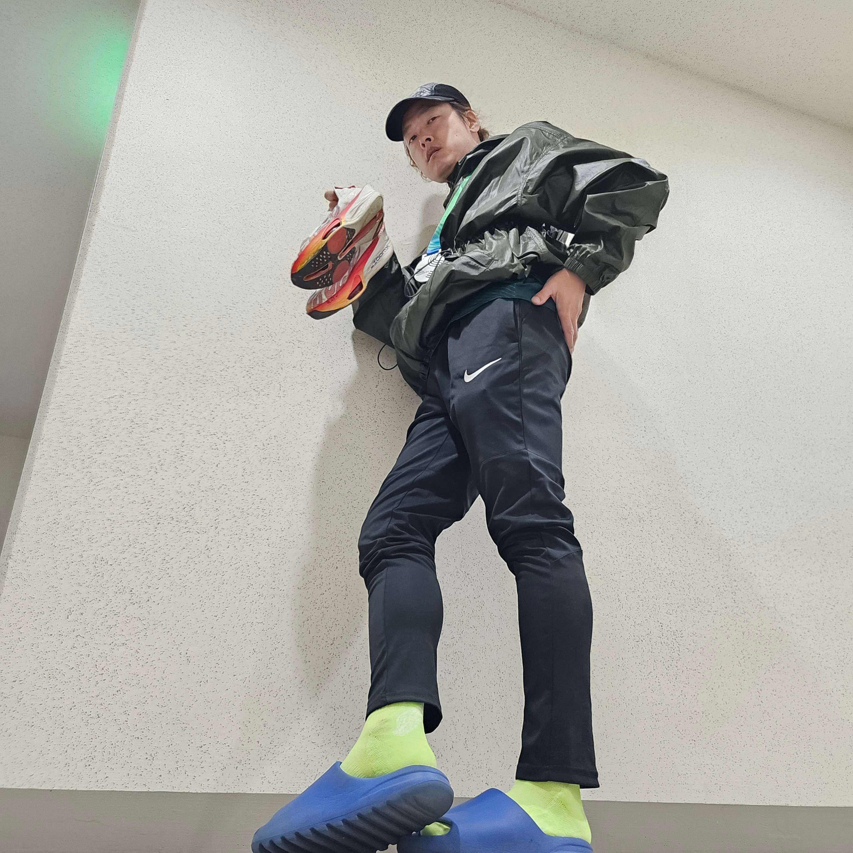 LI2 Black Wing Running Knee Socks Lime 착용 스타일 - 2