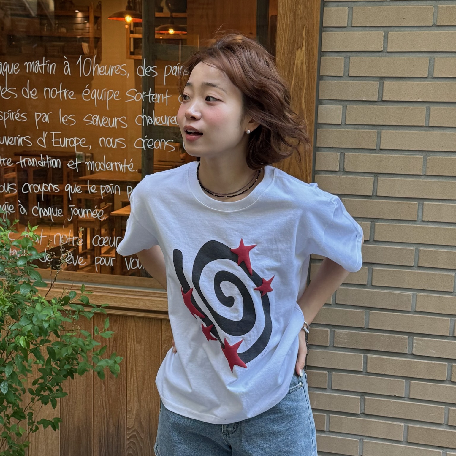 AMOU Molly Star Half T-Shirts White, AMOU Molly Star Half T-Shirts Red 착용 스타일 - 2