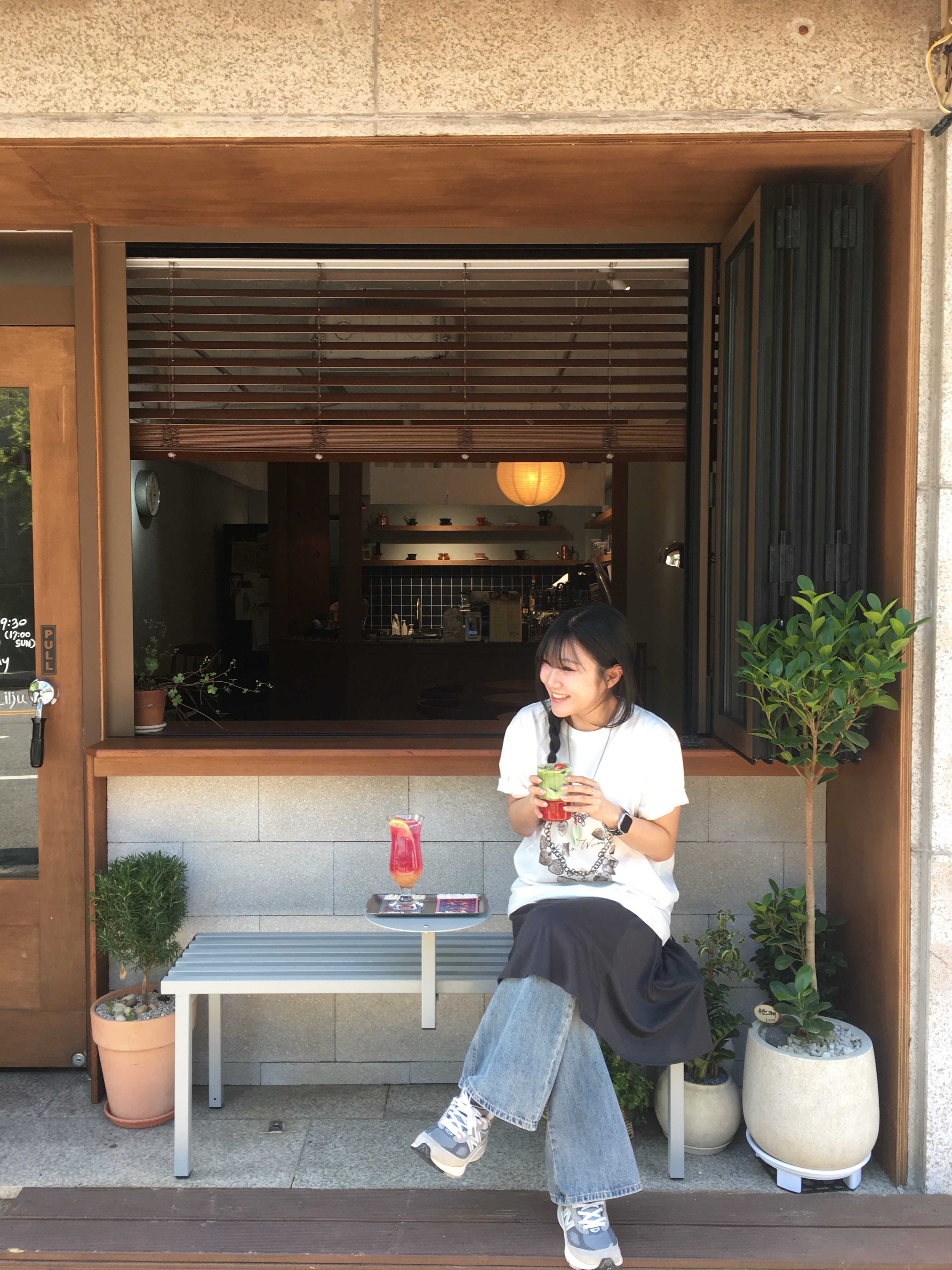 MILLO WOMEN Vintage Pendant T-Shirts Ivory 착용 스타일 - 3