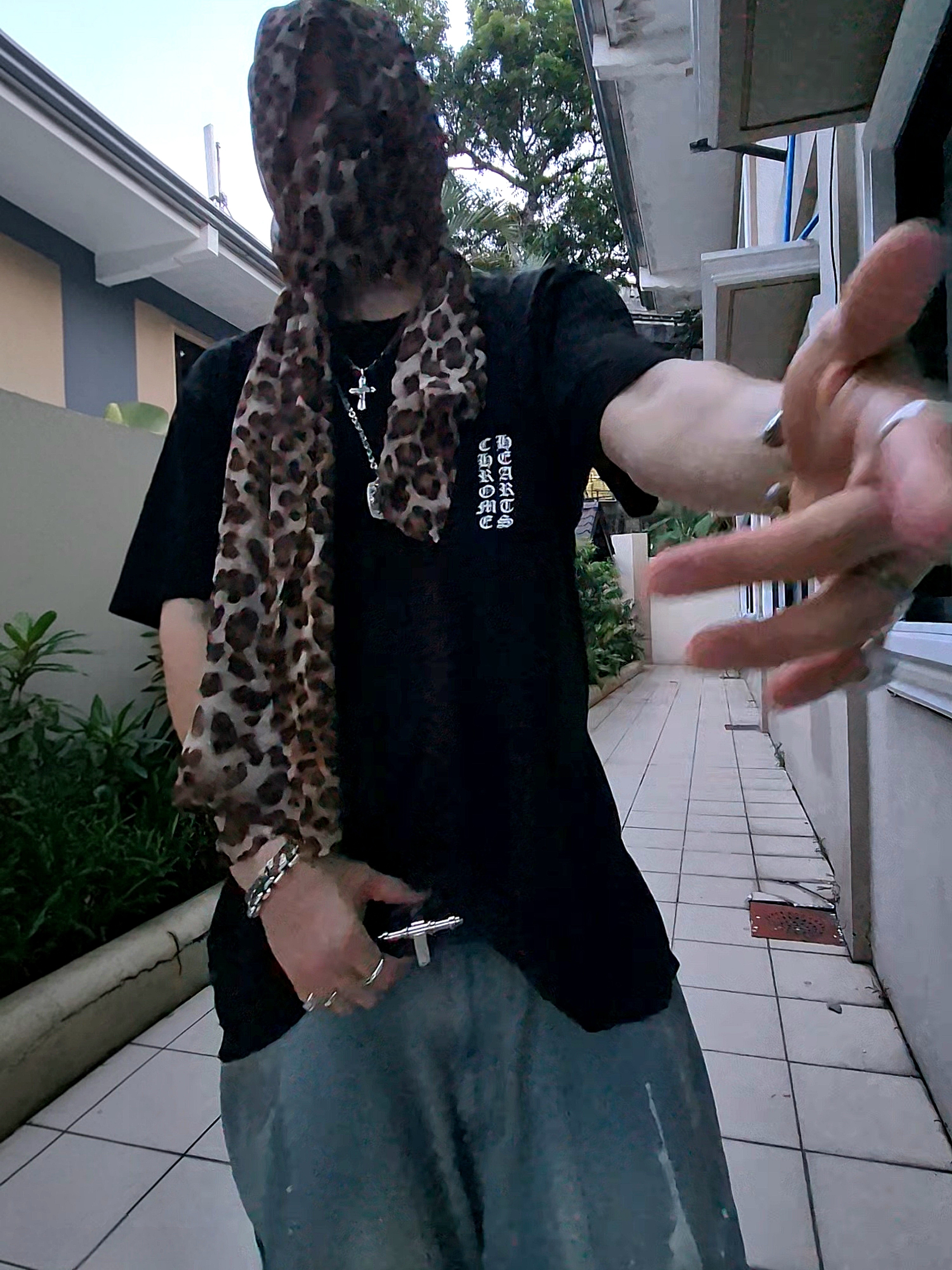 Chrome Hearts Vertical Logo T-Shirt Black 착용 스타일 - 4