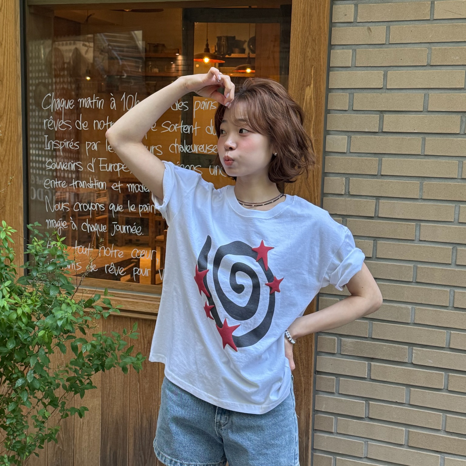AMOU Molly Star Half T-Shirts White, AMOU Molly Star Half T-Shirts Red 착용 스타일 - 1