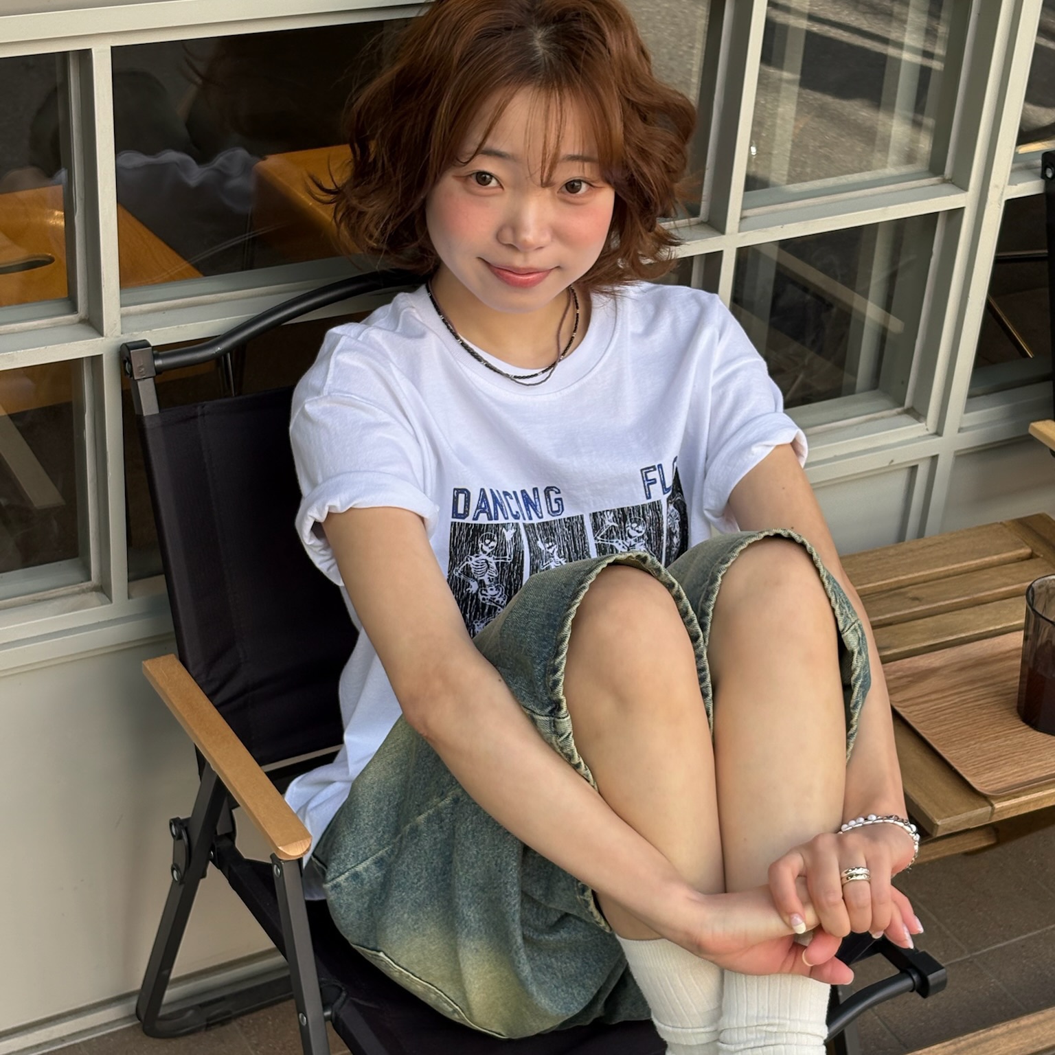 AMOU Dancing Skull Half T-Shirts White, AMOU Dancing Skull Half T-Shirts Chacoal 착용 스타일 - 2