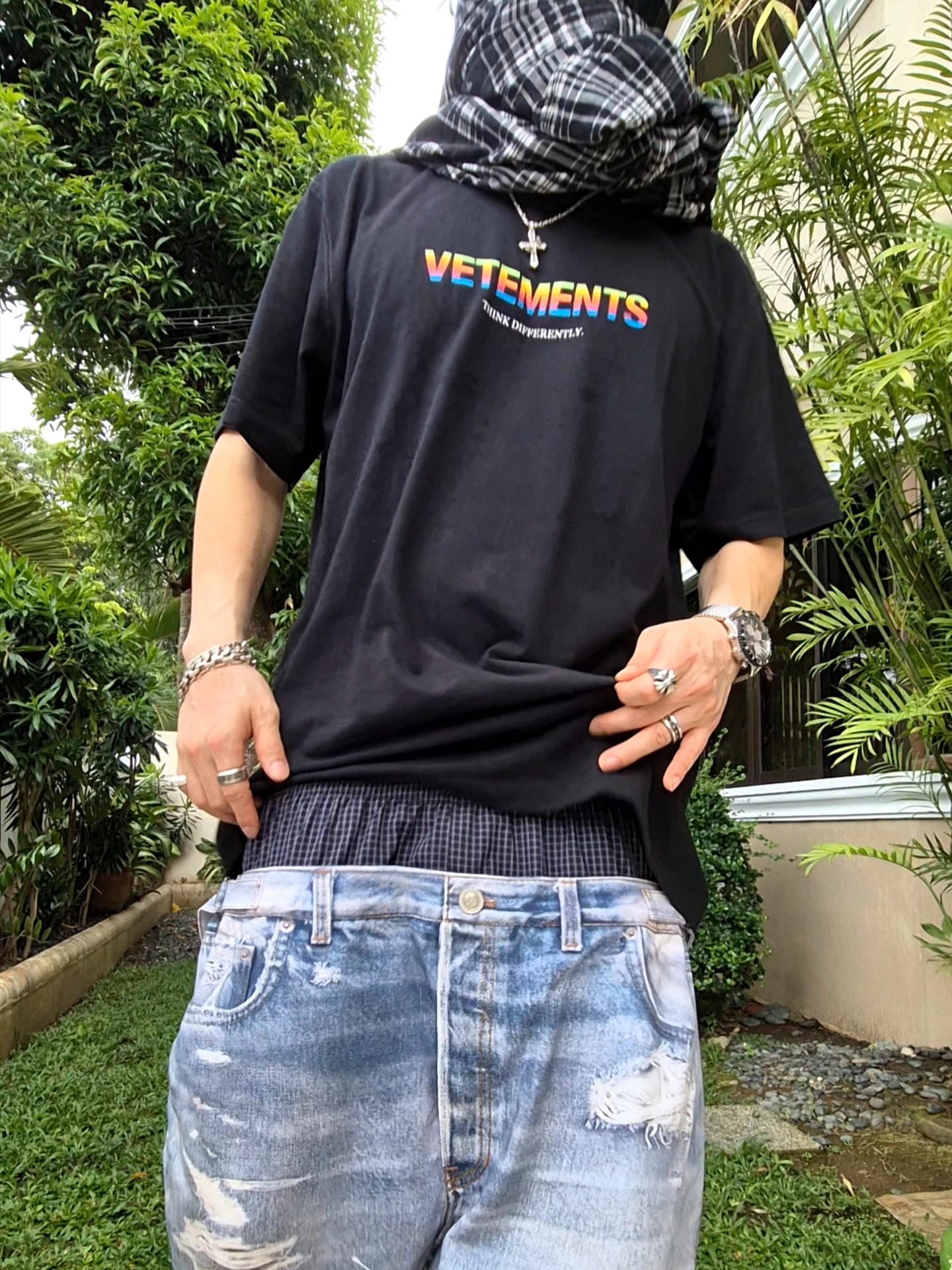 Vetements Think Differently Logo T-Shirt Black 착용 스타일 - 2
