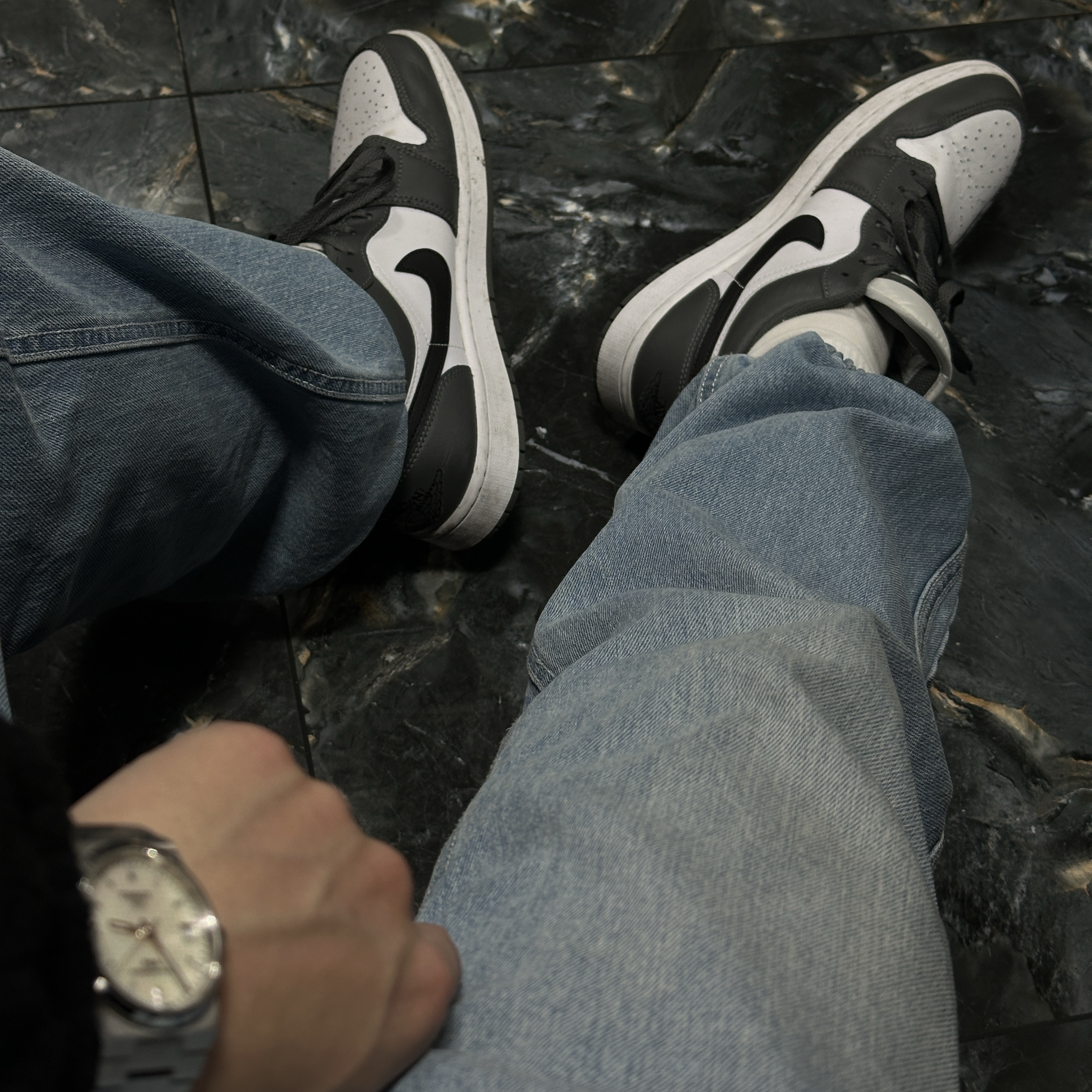Jordan 1 Low White Iron Grey, Tissot PRX Powermatic 80 35mm Steel Mother of Pearl 착용 스타일