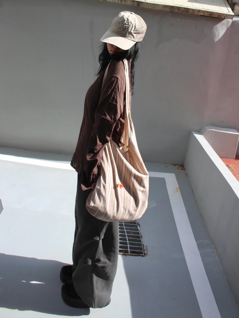 MAINBOOTH Nomad Sweat Pants CHARCOAL 착용 스타일 - 8