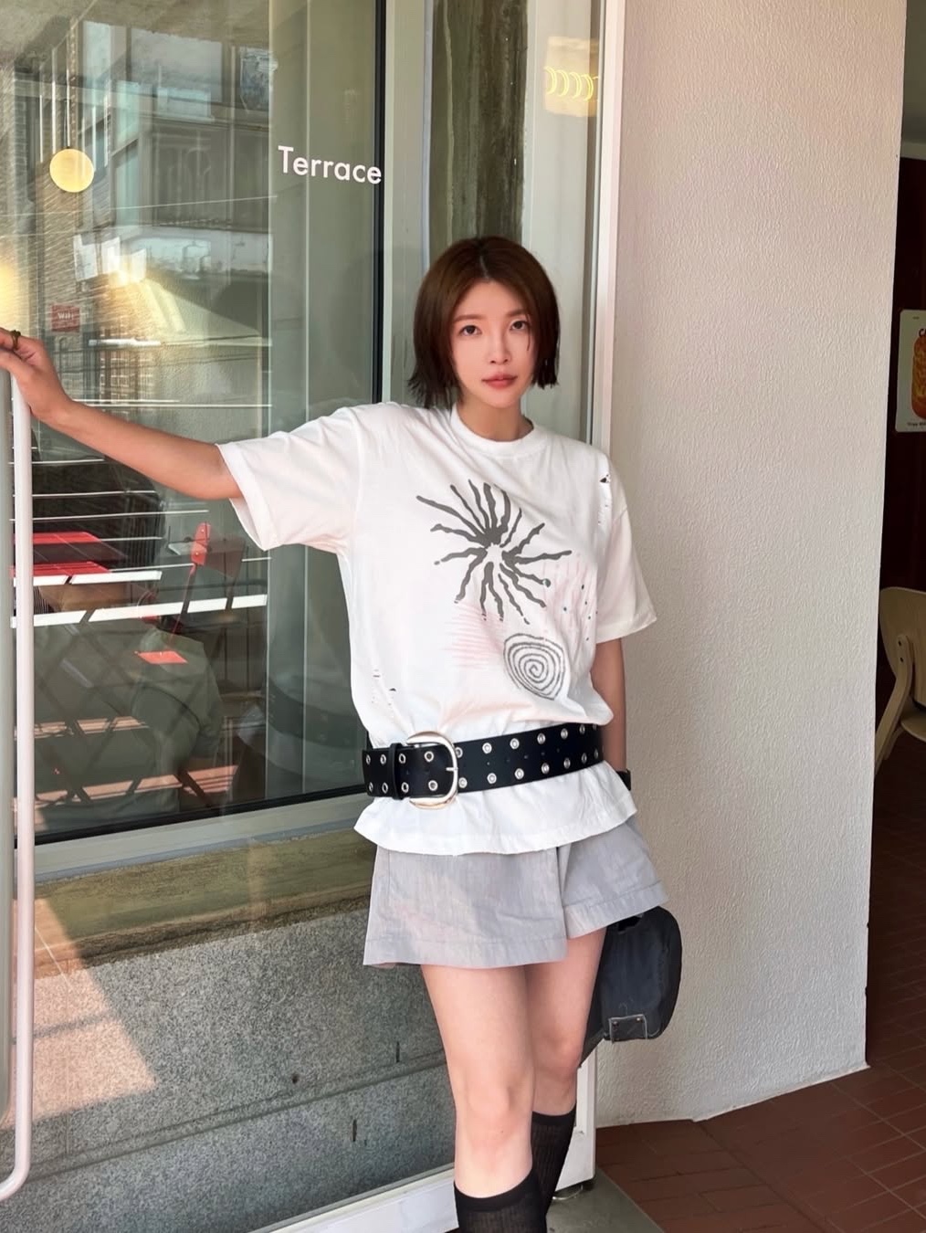 MAINBOOTH Signal T-shirt White 착용 스타일 - 4