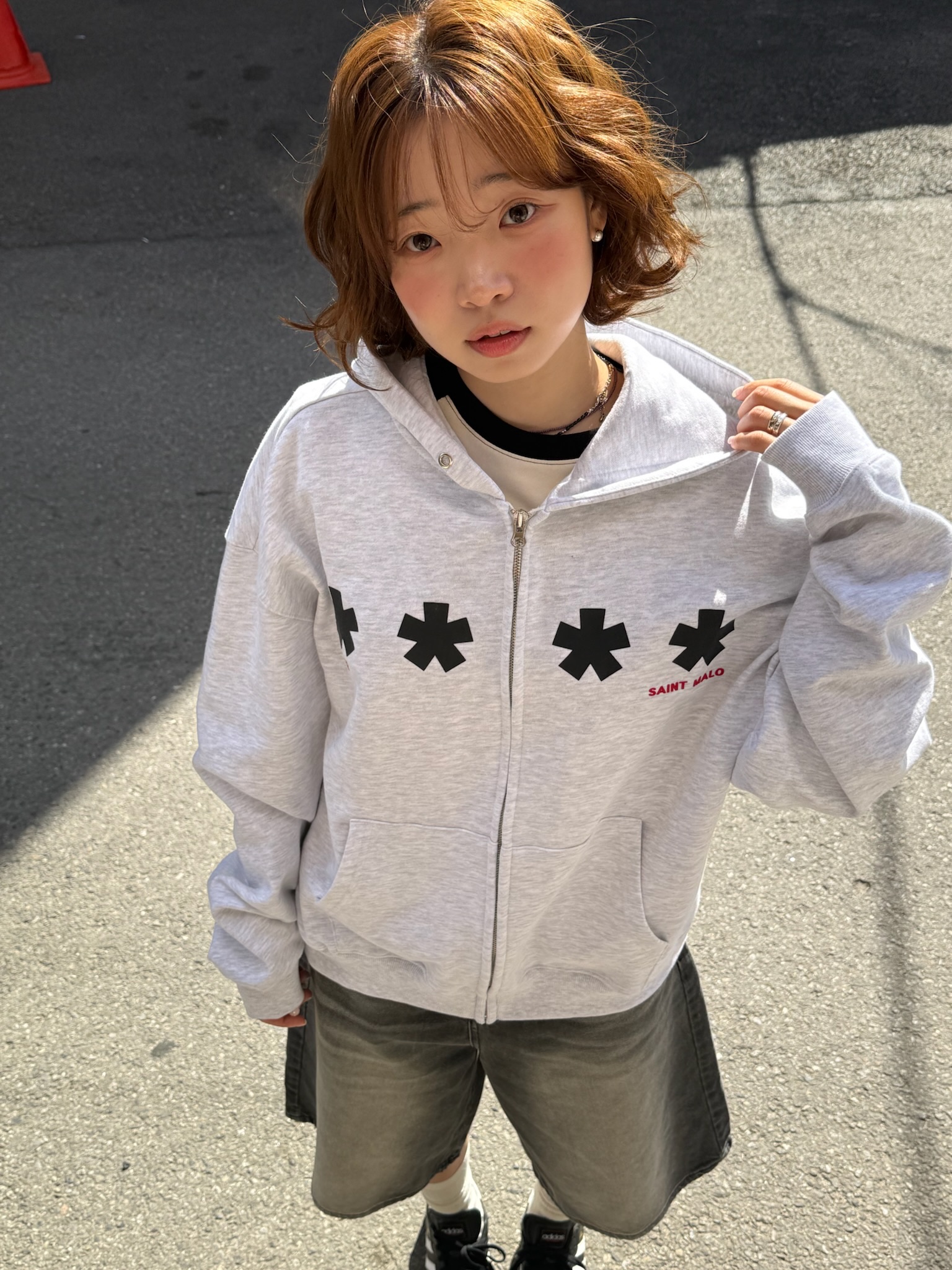 AMOU Square Star Hoodie Zip Up White Melange, AMOU Square Star Hoodie Zip Up Navy 착용 스타일 - 1