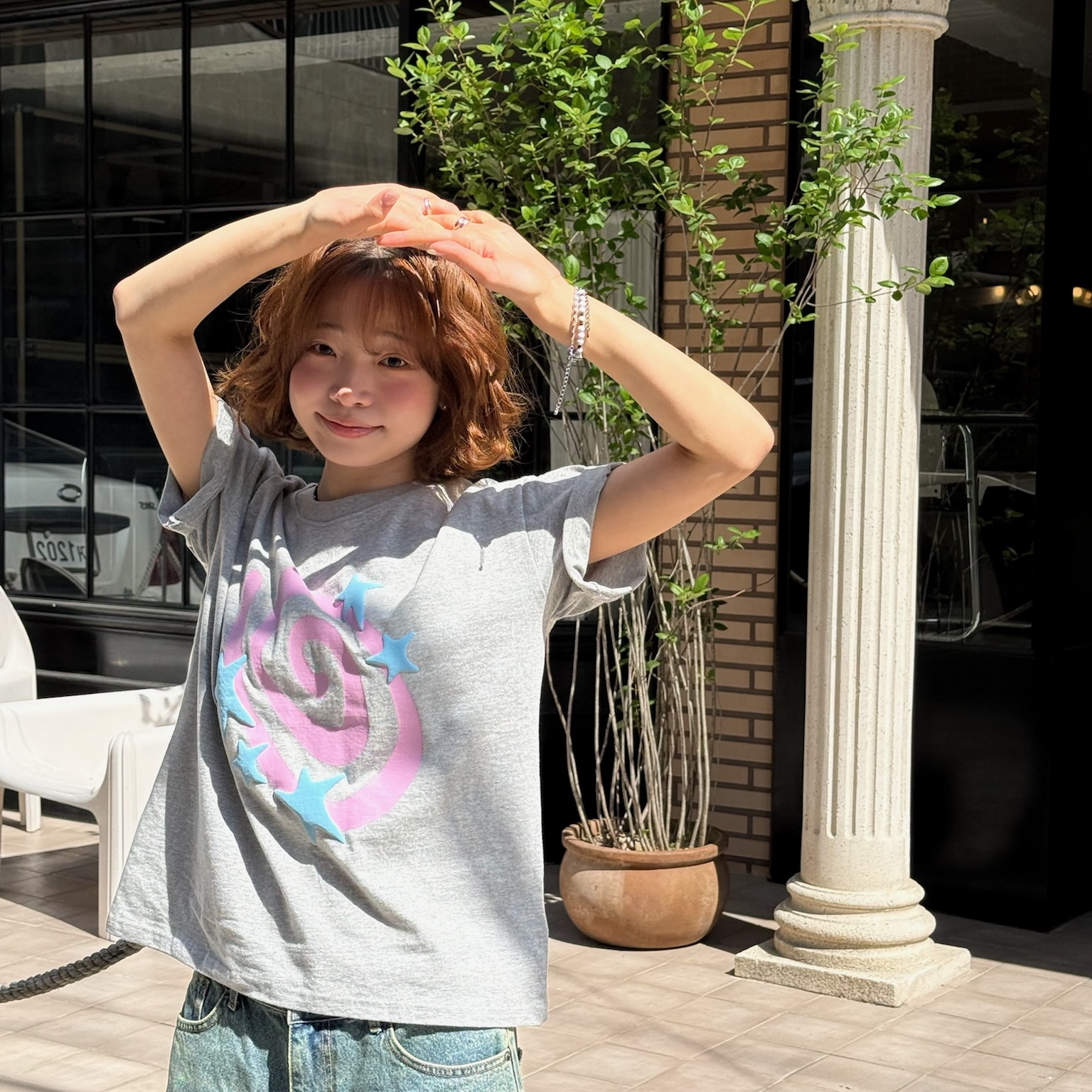 AMOU Molly Star Half T-Shirts Grey, AMOU Molly Star Half T-Shirts Red 착용 스타일 - 4