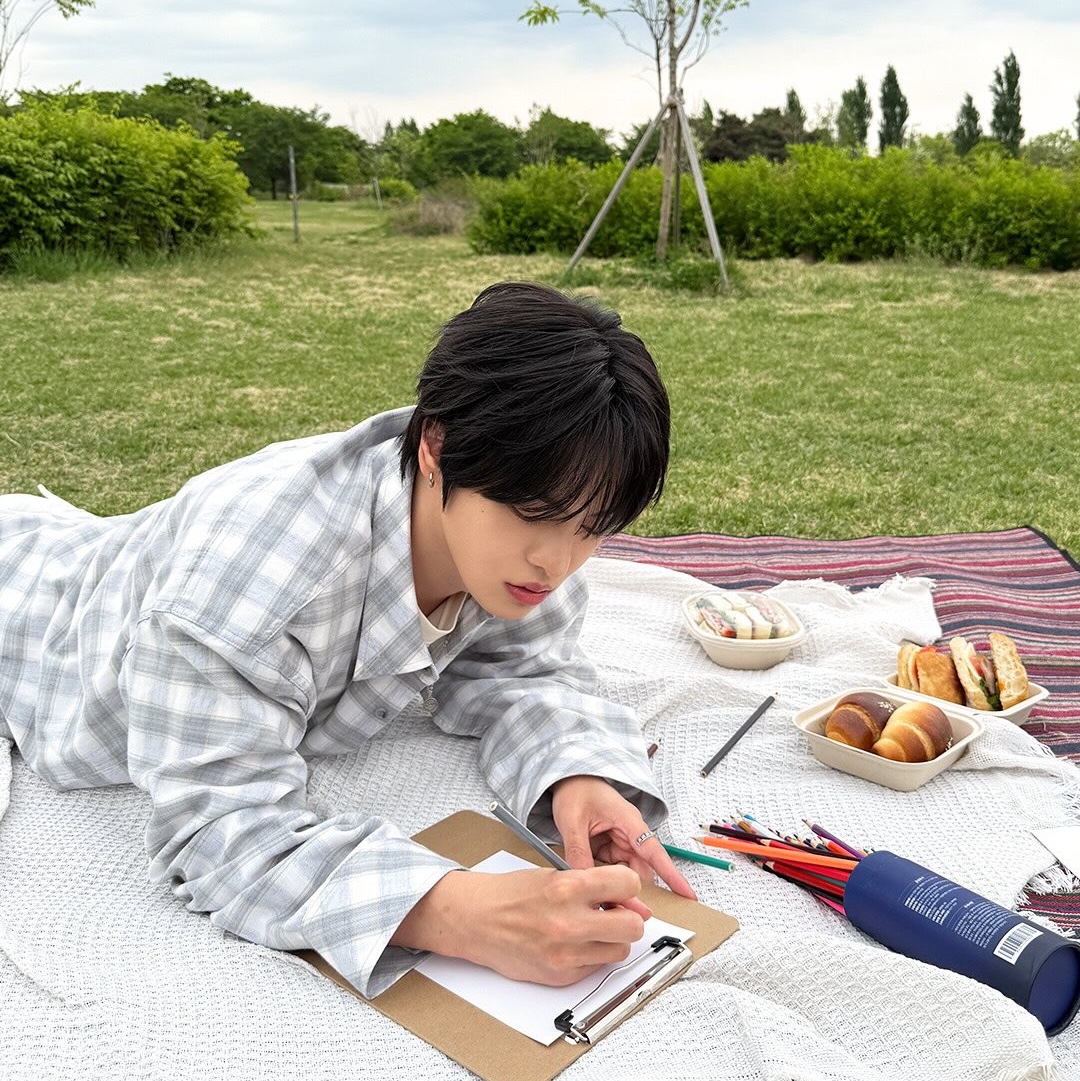 Undermycar MU.138 Circle Logo Basic Long Sleeve Check Shirts Light Gray 착용 스타일 - 1