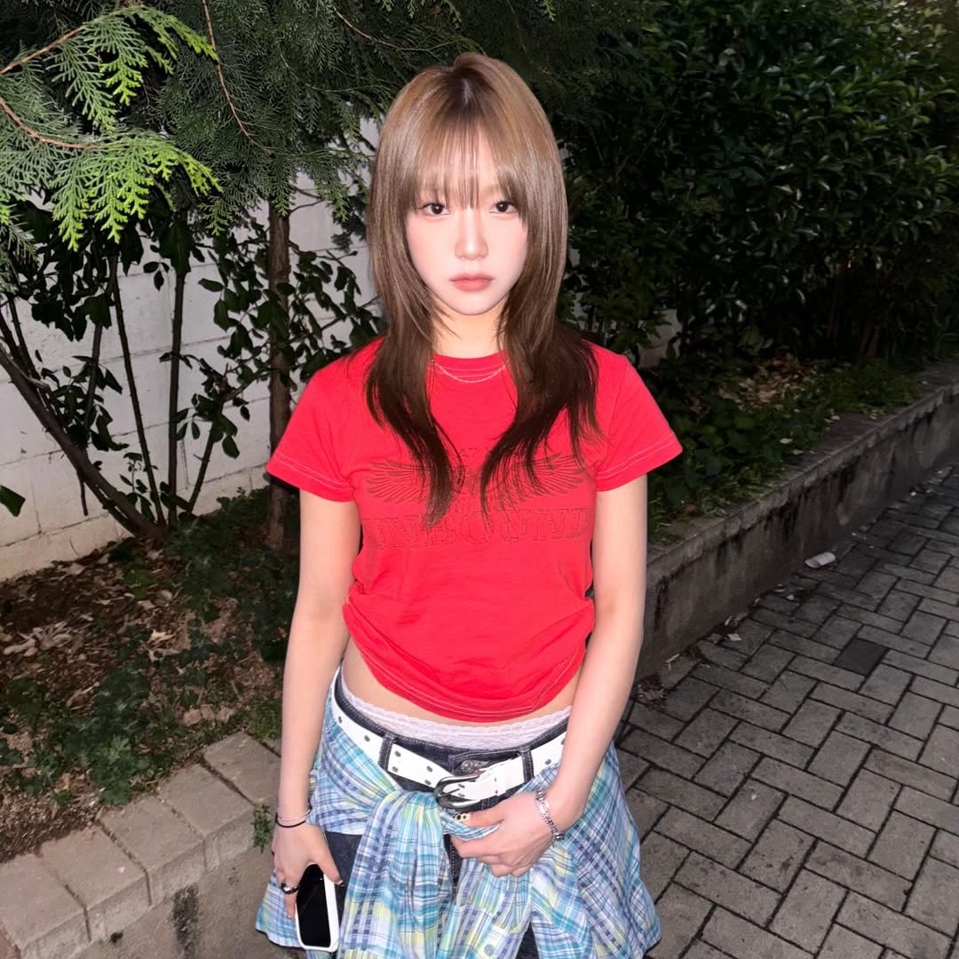 MAINBOOTH Heartwing T-shirt Red 착용 스타일 - 2