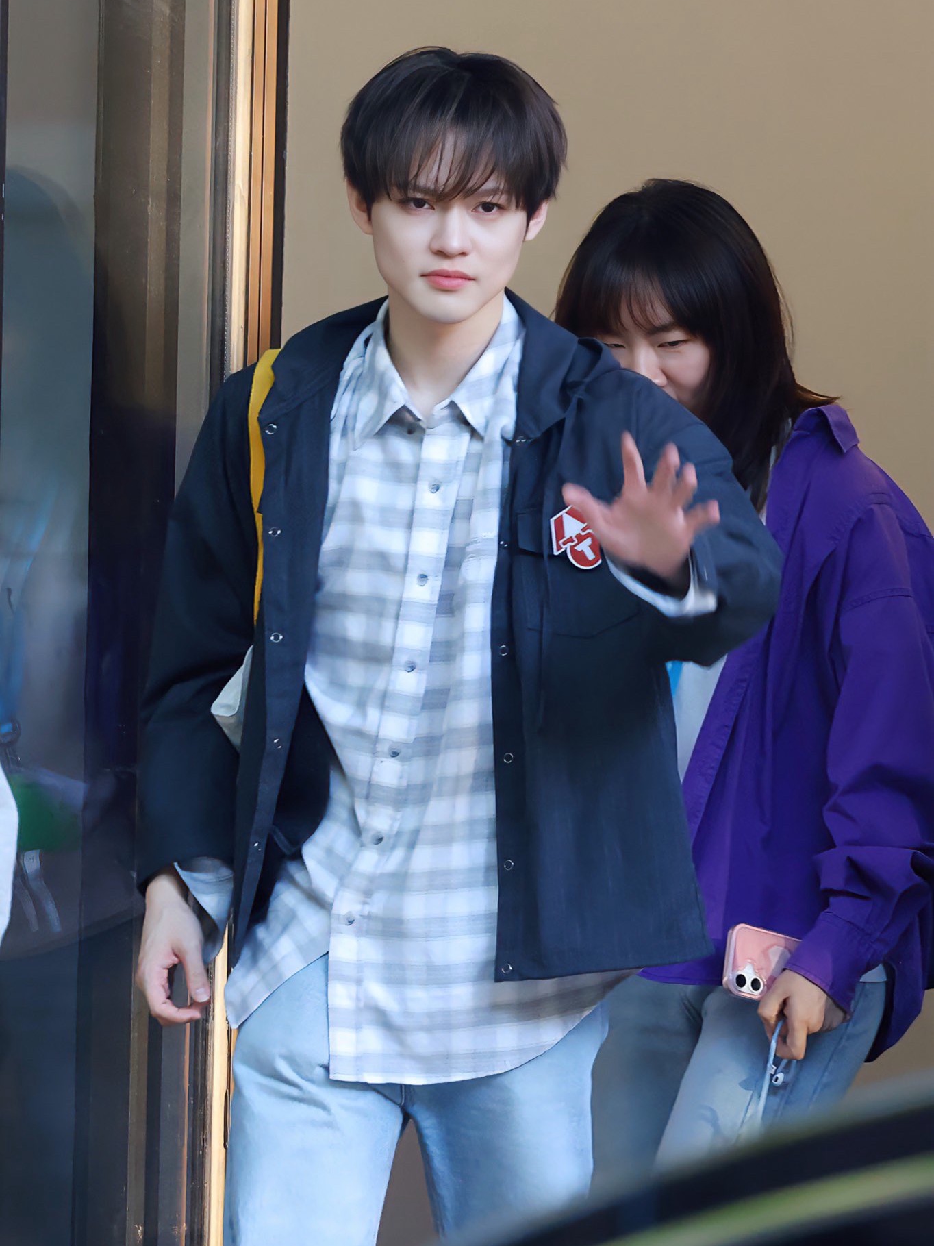 Undermycar MU.138 Circle Logo Basic Long Sleeve Check Shirts Light Gray 착용 스타일 - 1