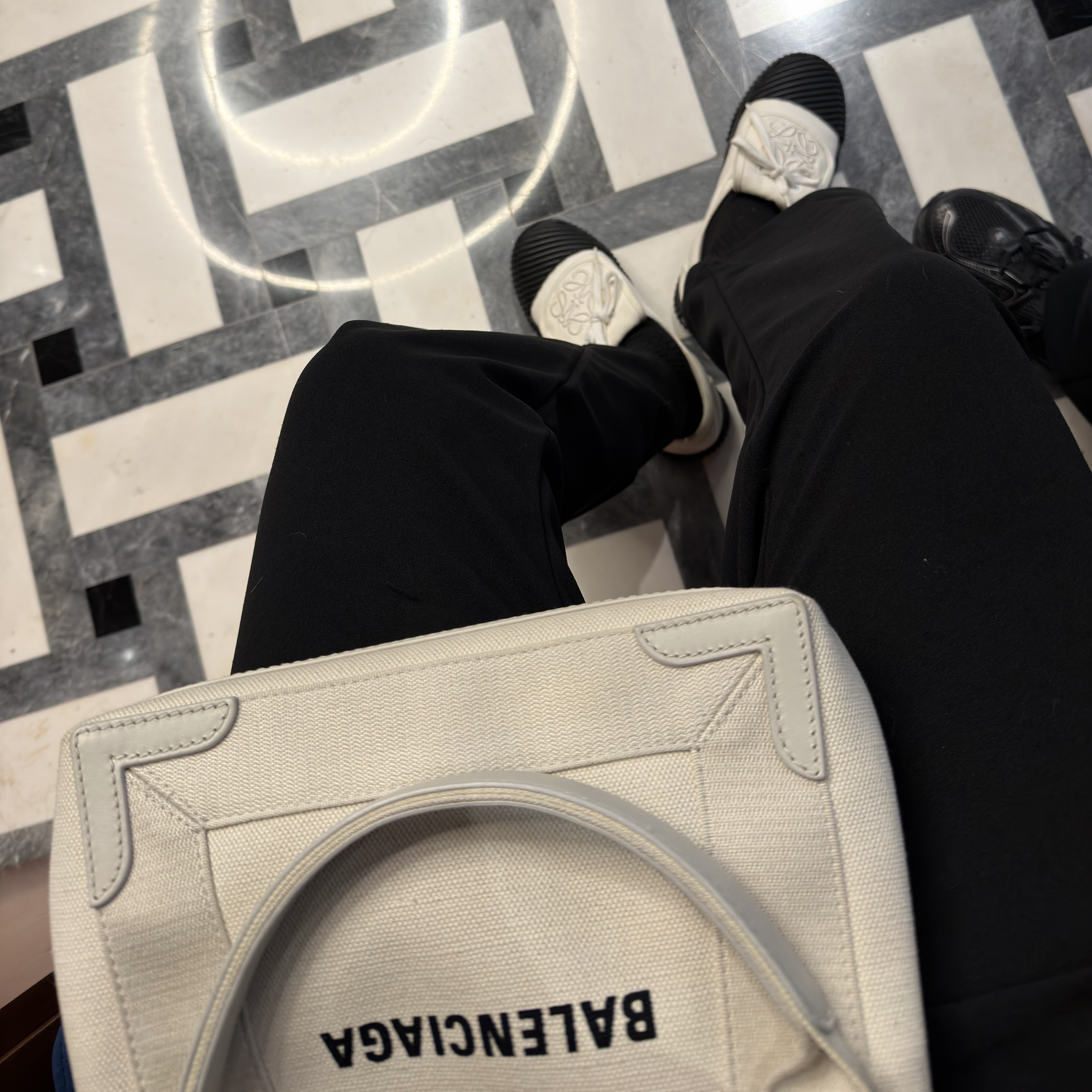 (W) Loewe Anagram Flap Sneakers in Canvas Soft White, Balenciaga Navy XS Cabas Beige 착용 스타일 - 2