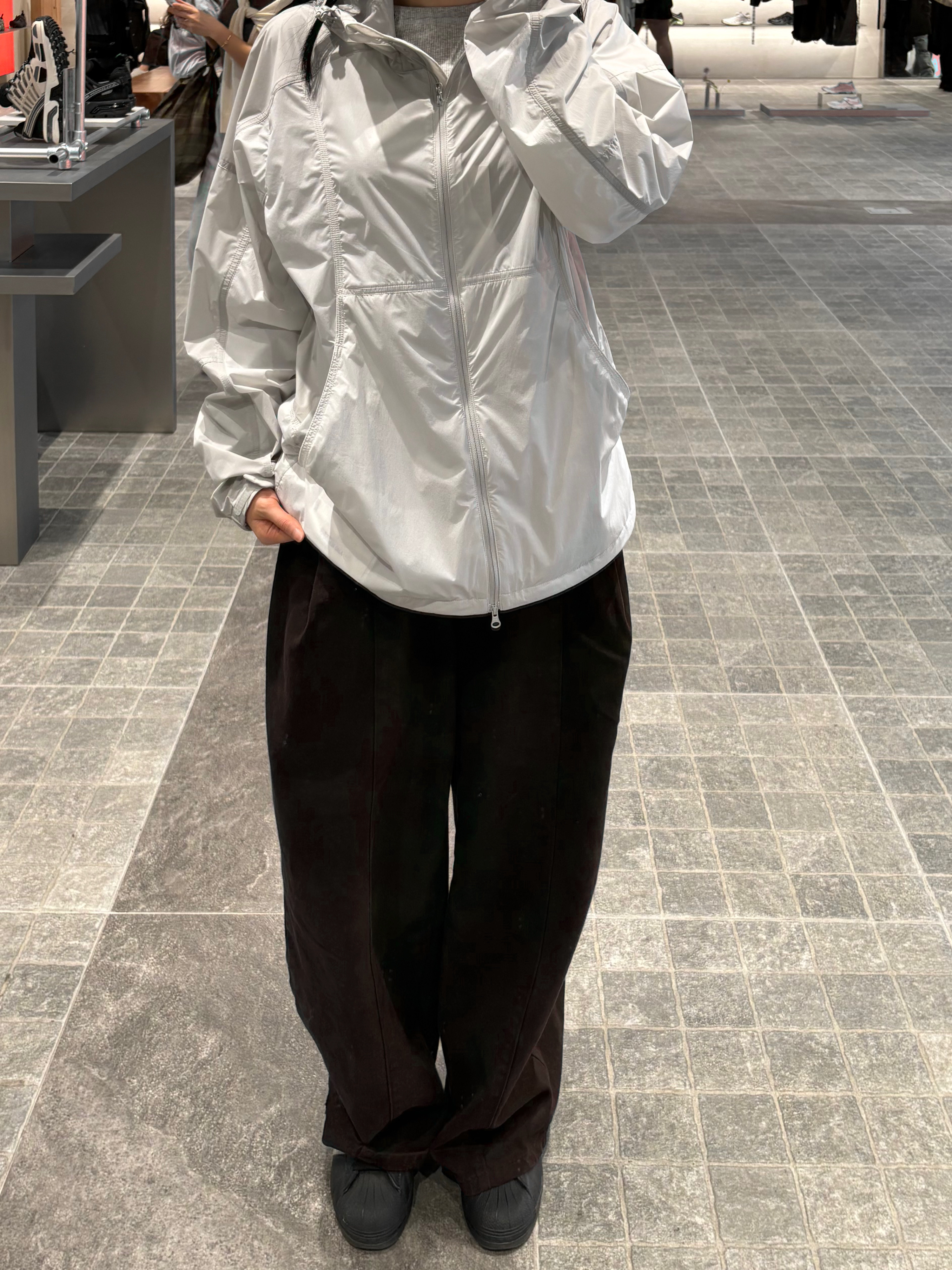 Salomon Flow Lightweight Jacket Grey 착용 스타일