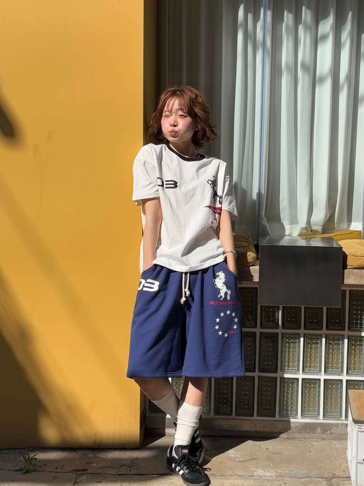 AMOU Horse One Tuck Bermuda Pants Blue, AMOU Horse One Tuck Bermuda Pants Black 착용 스타일 - 6