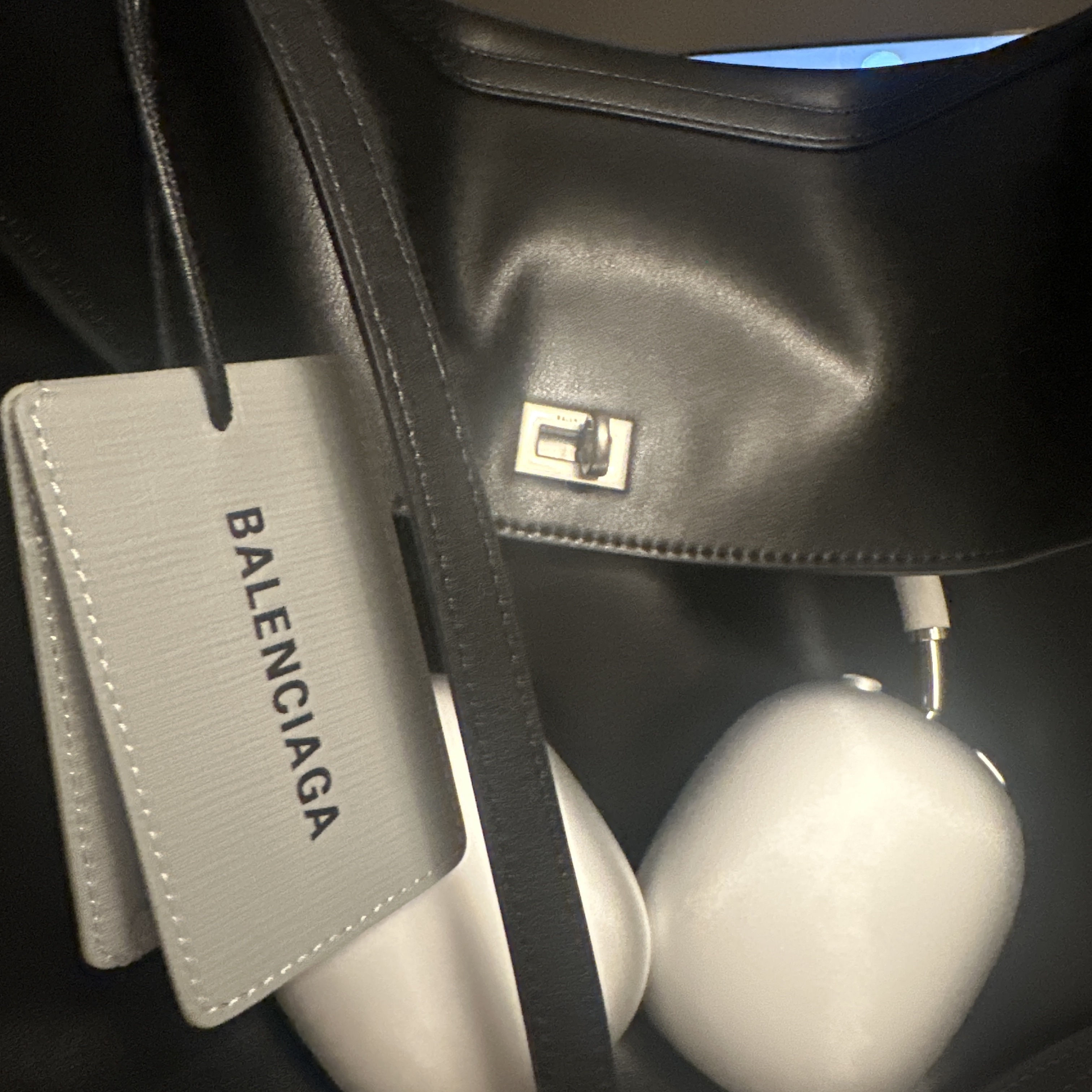 Balenciaga Turner Charm Keychain Multicolored, Balenciaga Rodeo Handbag Large Grained Calfskin Black 착용 스타일