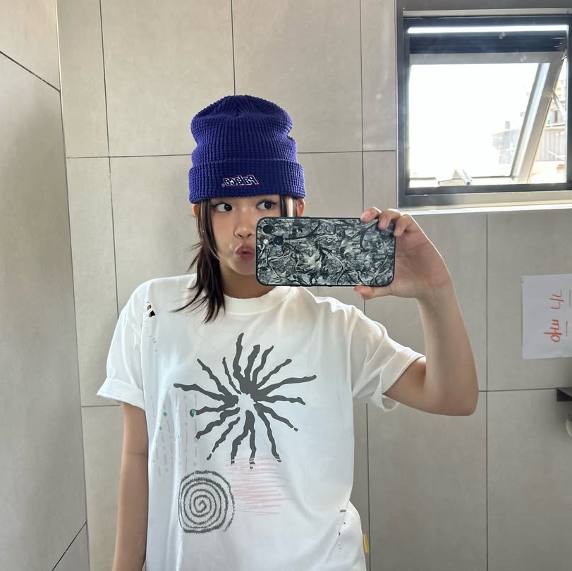 MAINBOOTH Signal T-shirt White 착용 스타일 - 1