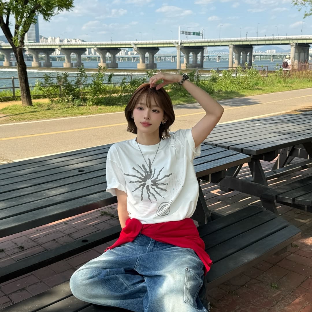 MAINBOOTH Signal T-shirt White 착용 스타일 - 1