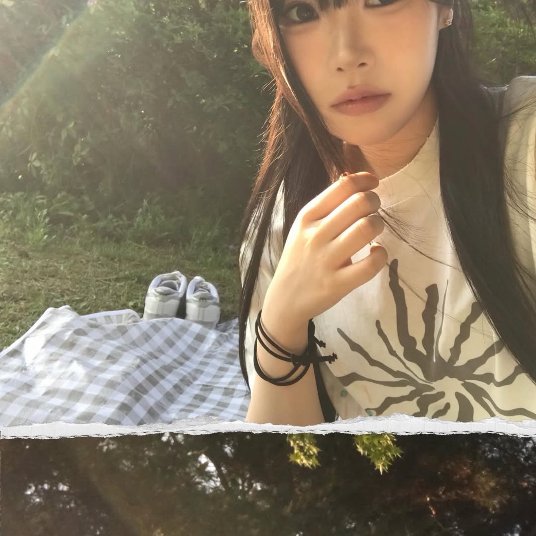 MAINBOOTH Signal T-shirt White 착용 스타일 - 5