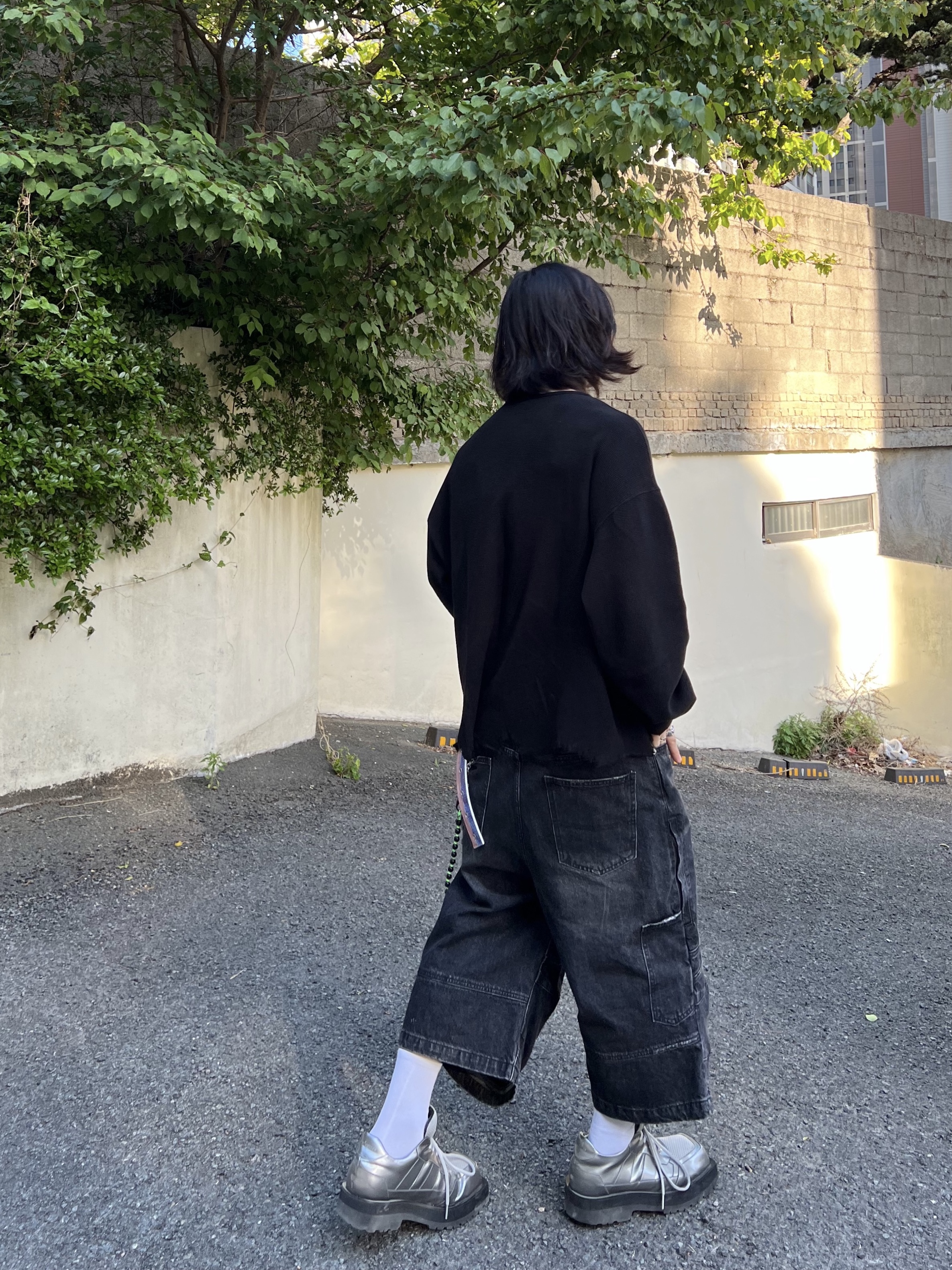 MJD Distressed Waffle Ls Black, ROARINGRAD Carpenter Bermuda Denim Pants Black 착용 스타일 - 5
