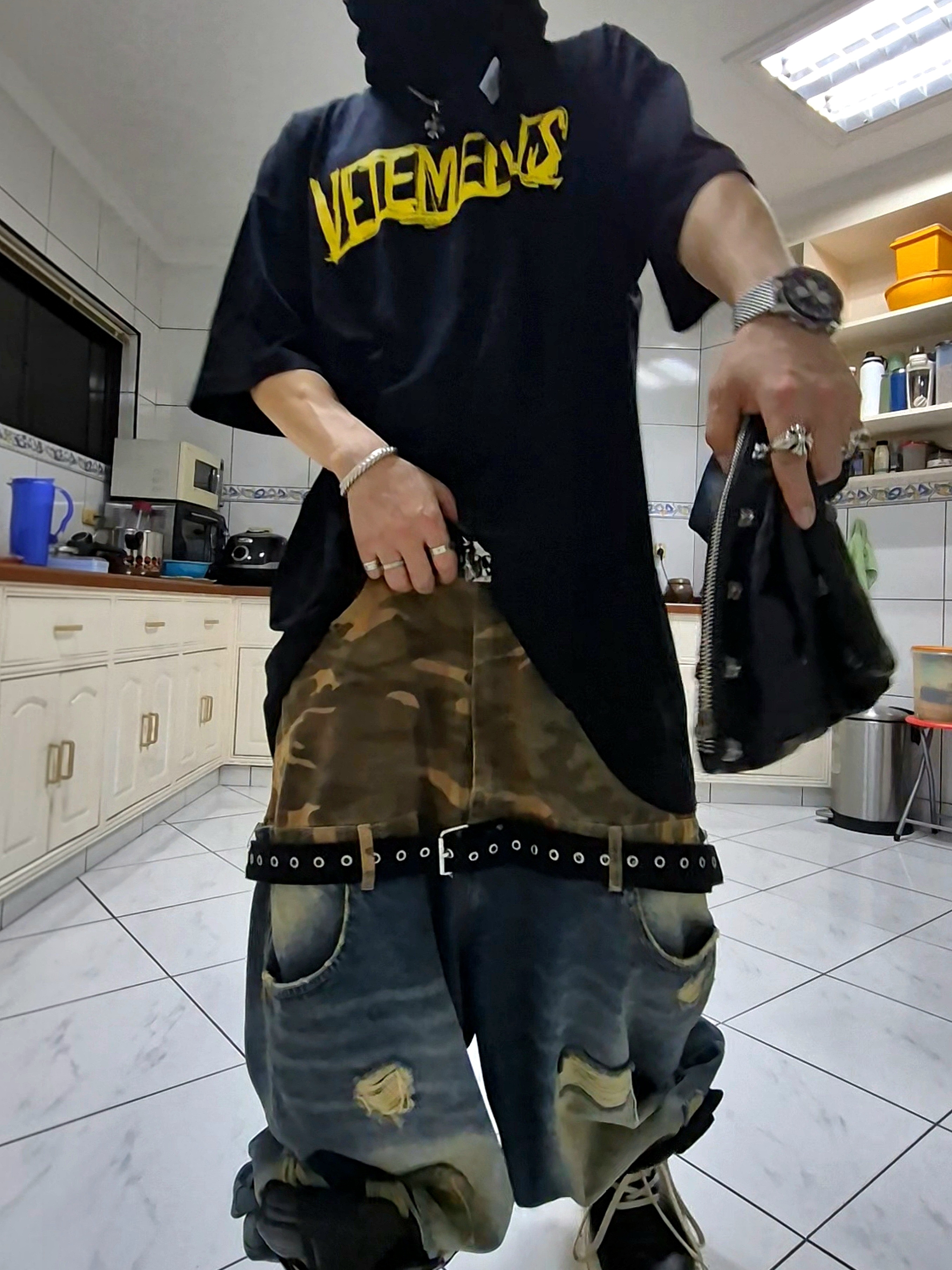 Hansroom Chrome Hearts Zero Pyramid Stud Clutch Bag 착용 스타일 - 3