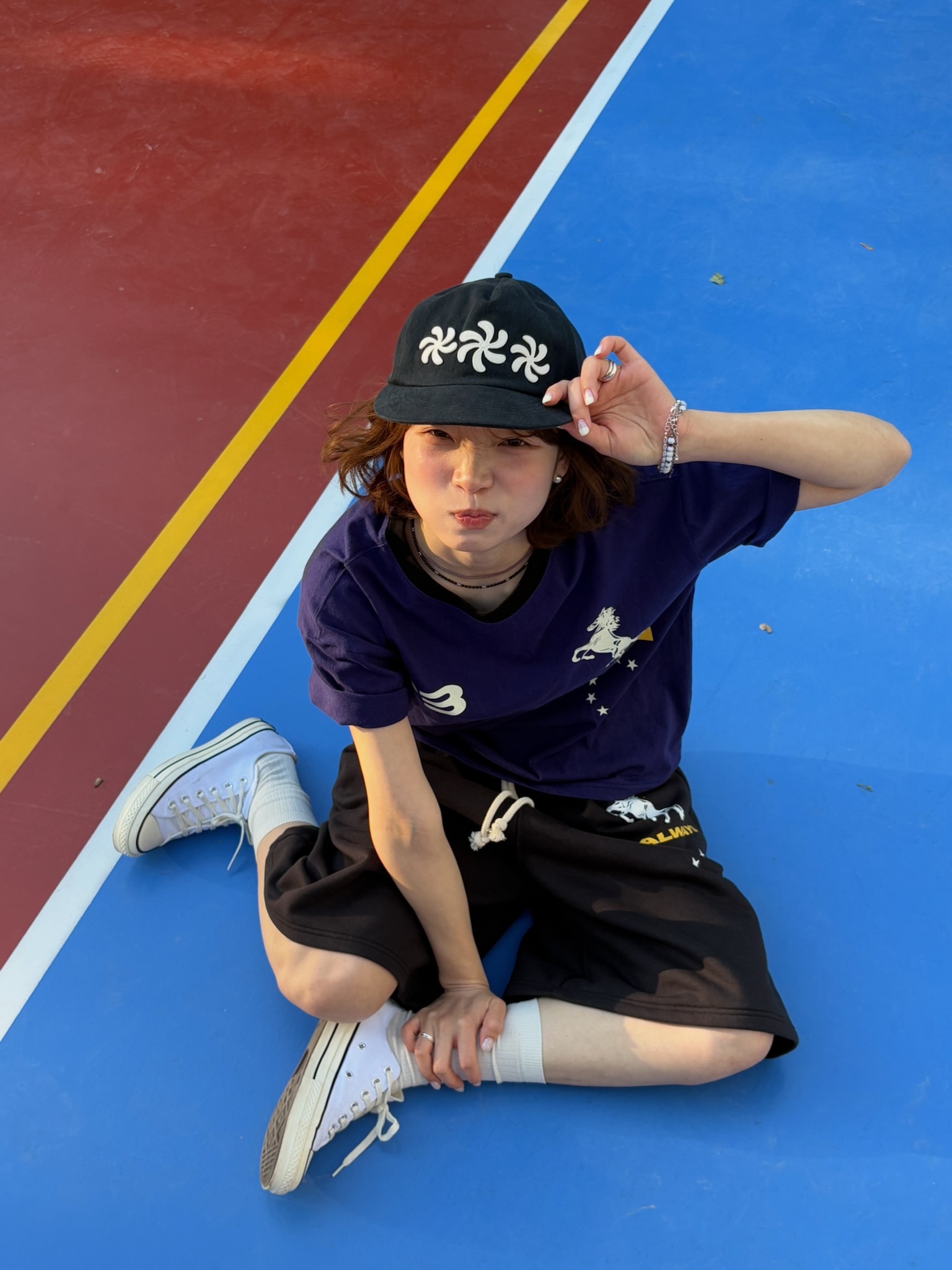 AMOU Sporty Horse Half T-Shirts Purple, AMOU Sporty Horse Half T-Shirts White 착용 스타일 - 1