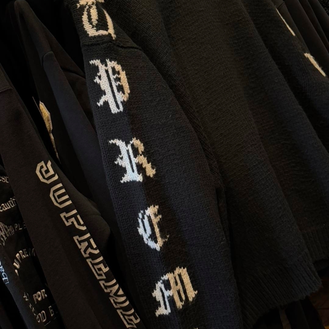Supreme Old English Sleeves Sweater Black - 26SS 착용 스타일 - 2