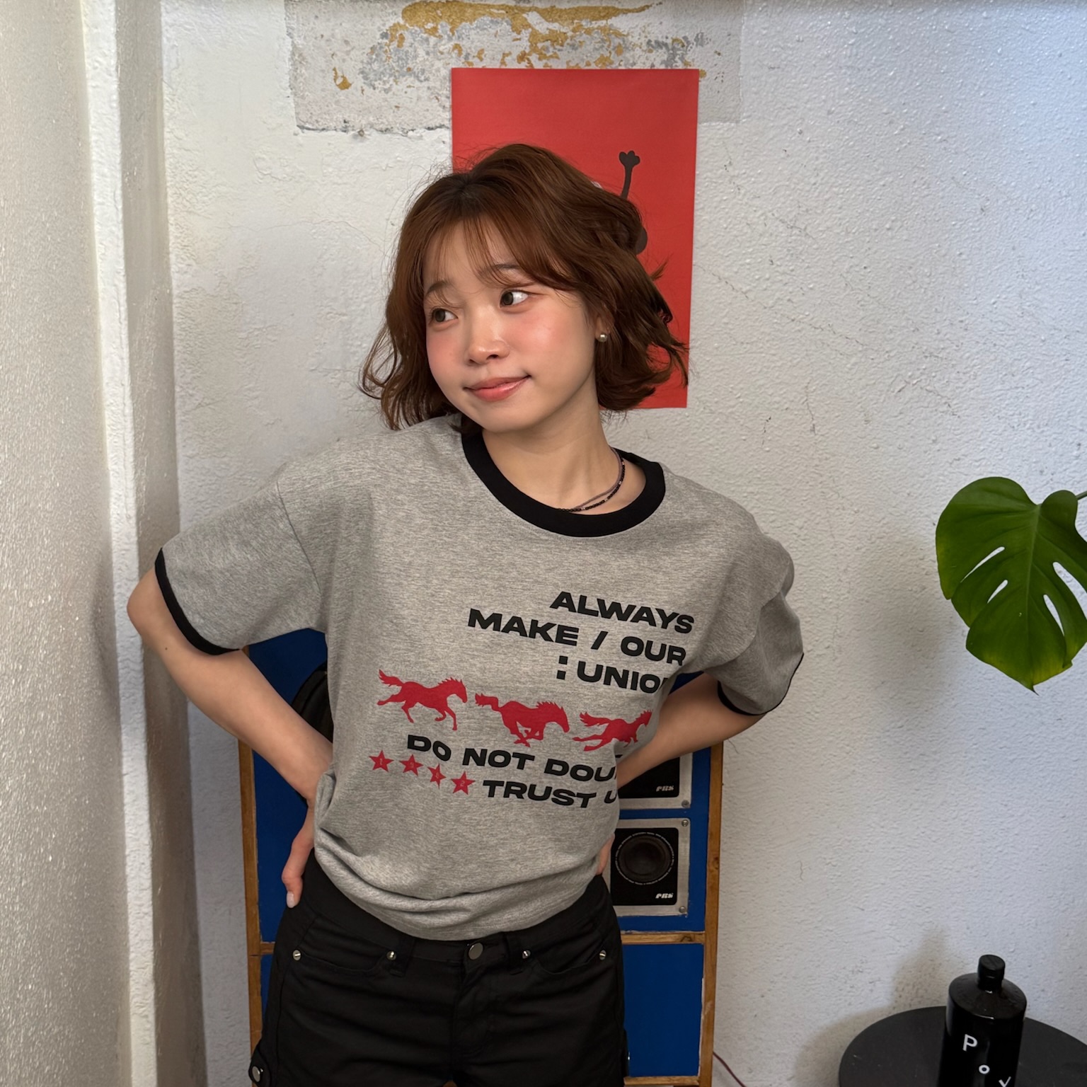 AMOU Runing Horse Ringer T-Shirts Gray, AMOU Runing Horse Ringer T-Shirts Ivory 착용 스타일 - 2