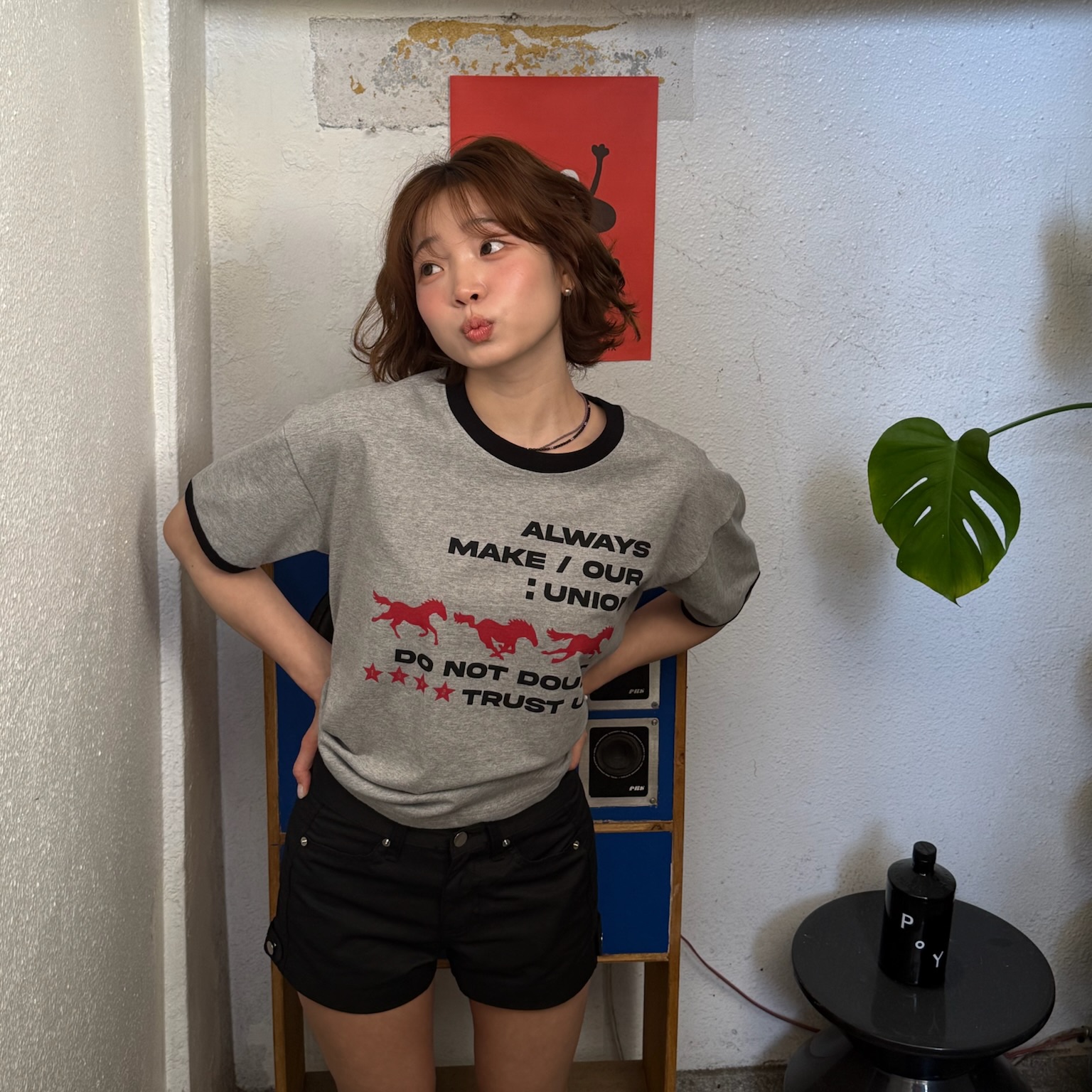 AMOU Runing Horse Ringer T-Shirts Gray, AMOU Runing Horse Ringer T-Shirts Ivory 착용 스타일 - 1
