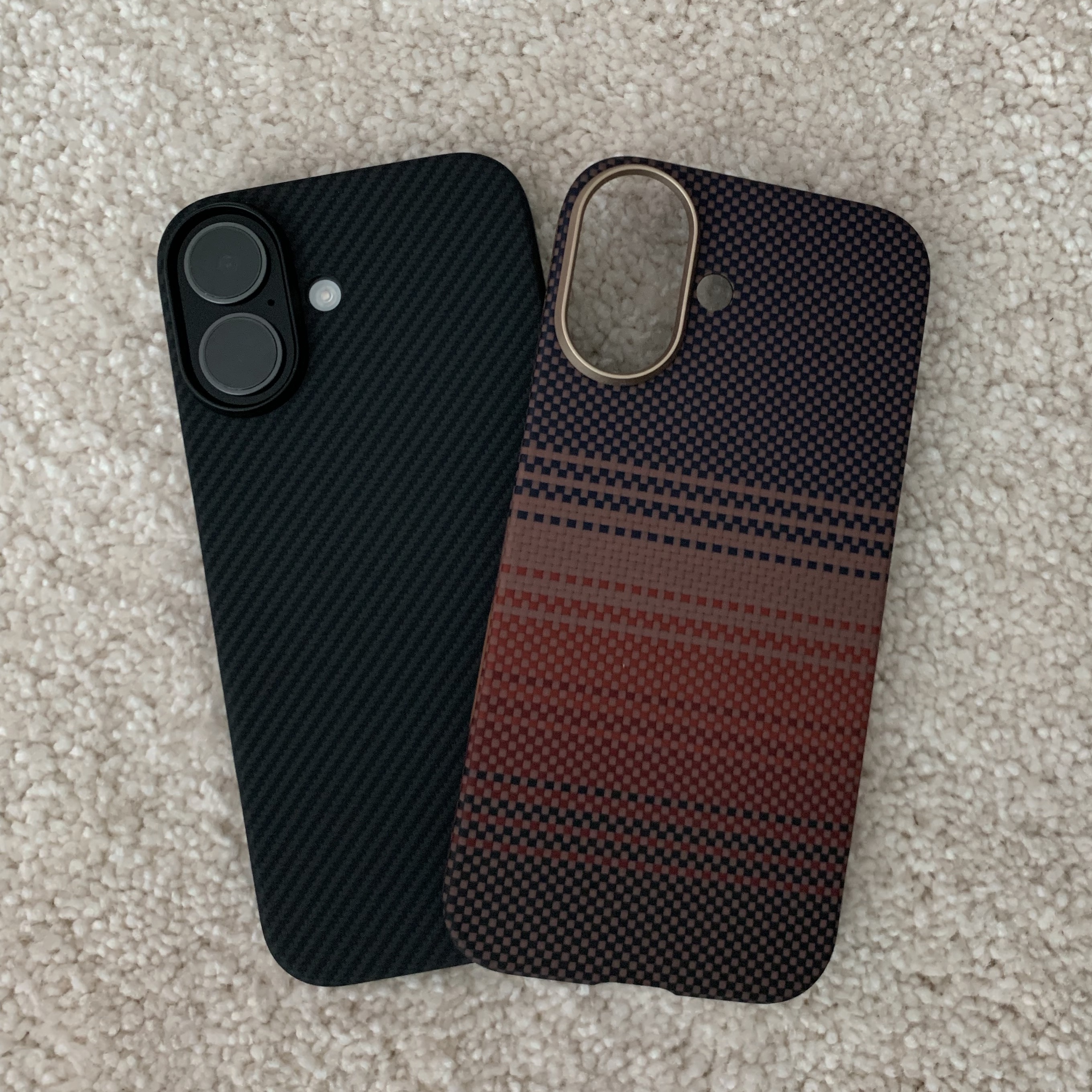 PITAKA Ultra-Slim Case for iPhone 17, Apple iPhone 17 512GB Black 착용 스타일 - 1