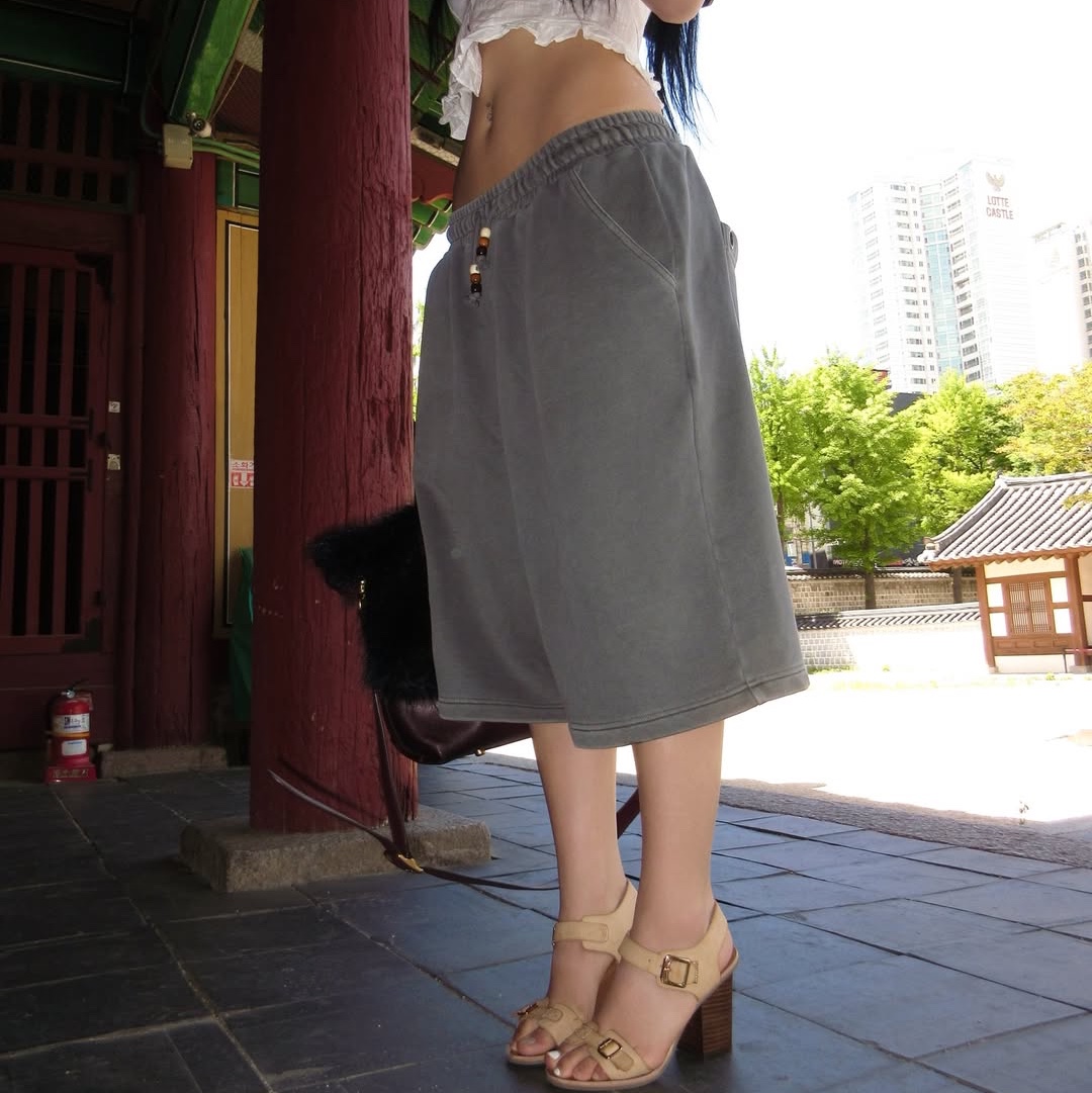 MAINBOOTH Haze Sweat Shorts Charcoal 착용 스타일 - 3