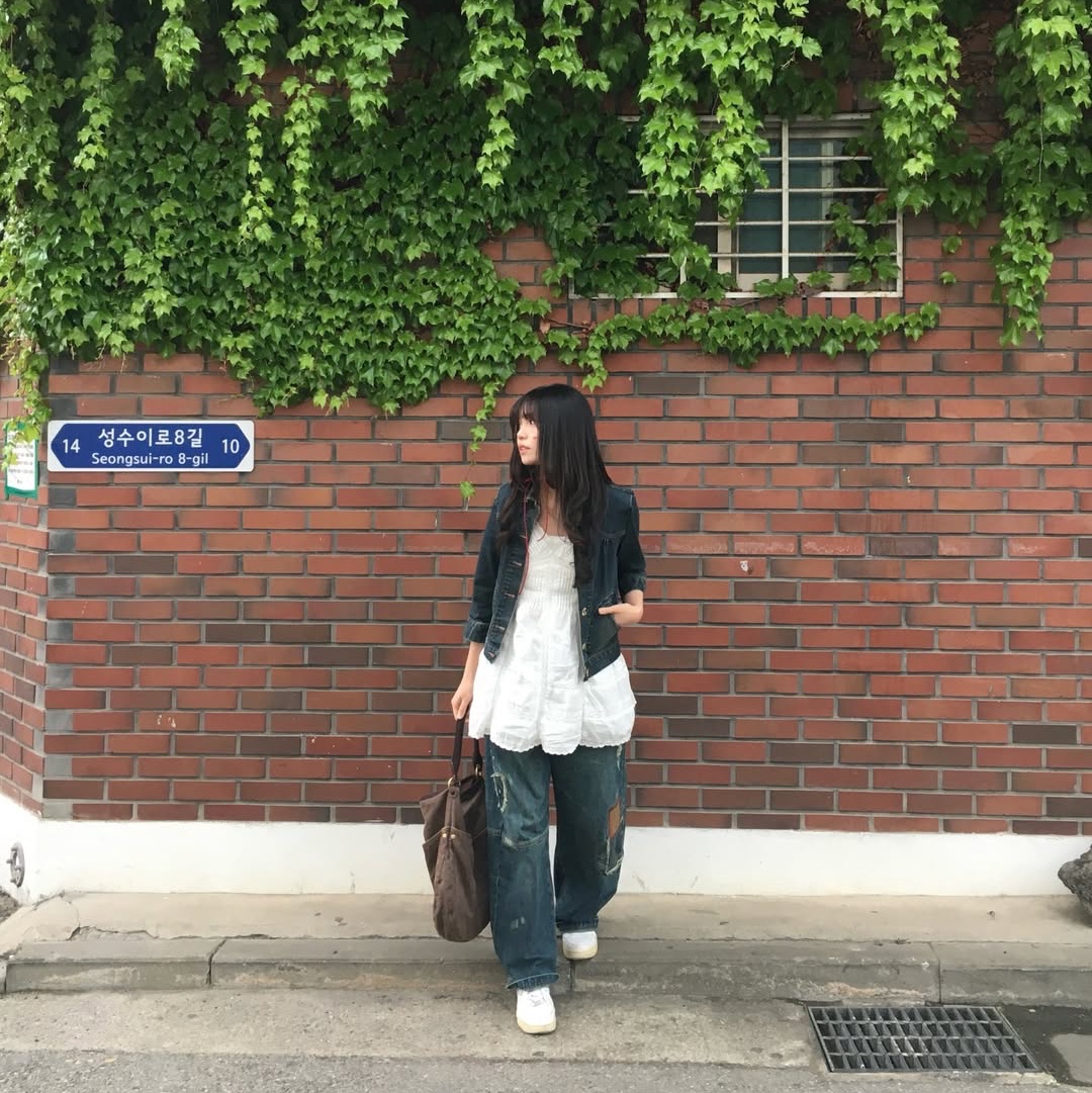 MAINBOOTH Repaired Denim Pants BLUE 착용 스타일 - 4