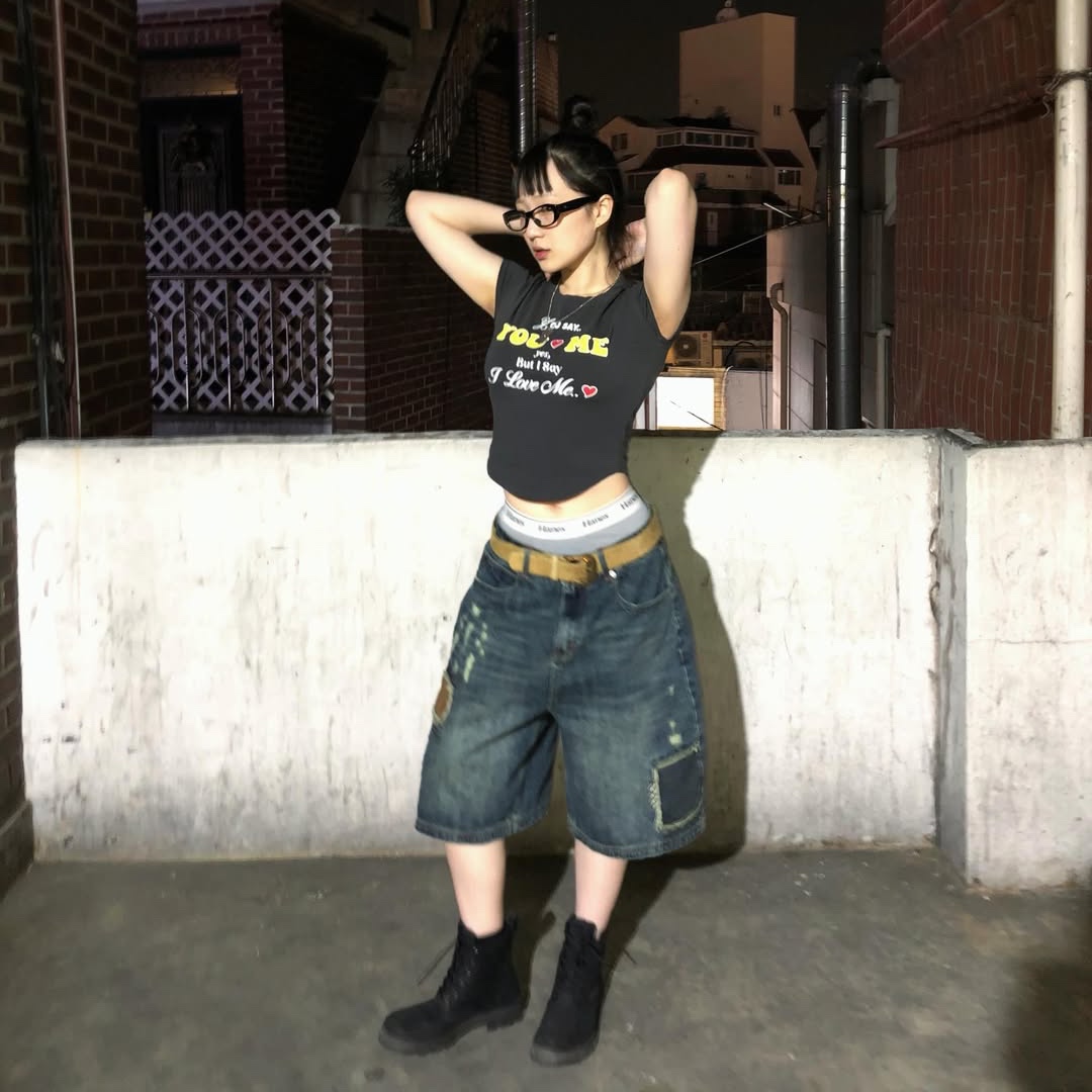 MAINBOOTH Repaired Denim Shorts BLUE 착용 스타일 - 1