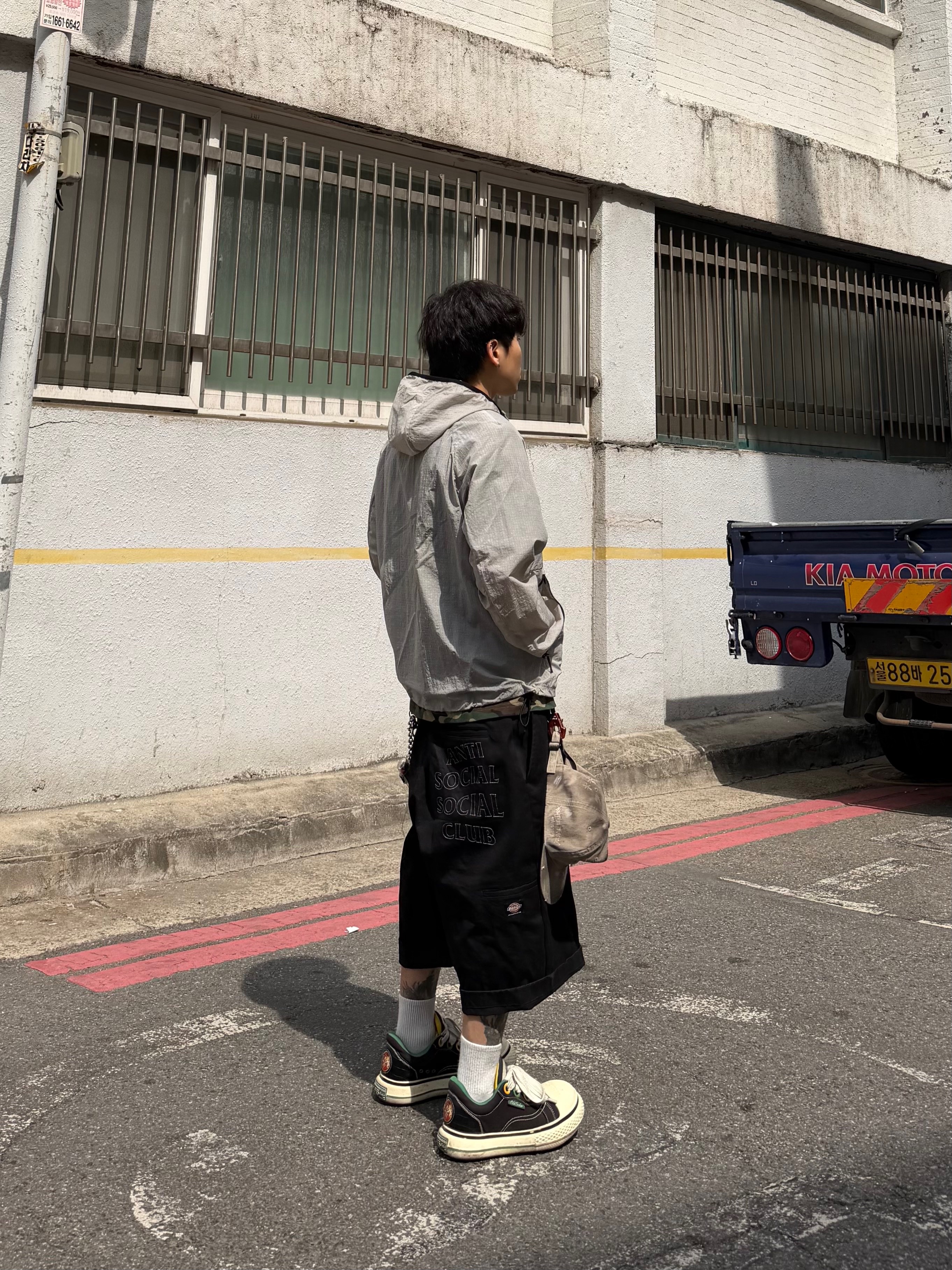 Anti Social Social Club x Dickies Work Shorts Black, Old Order Big Head Canvas Black 착용 스타일 - 2