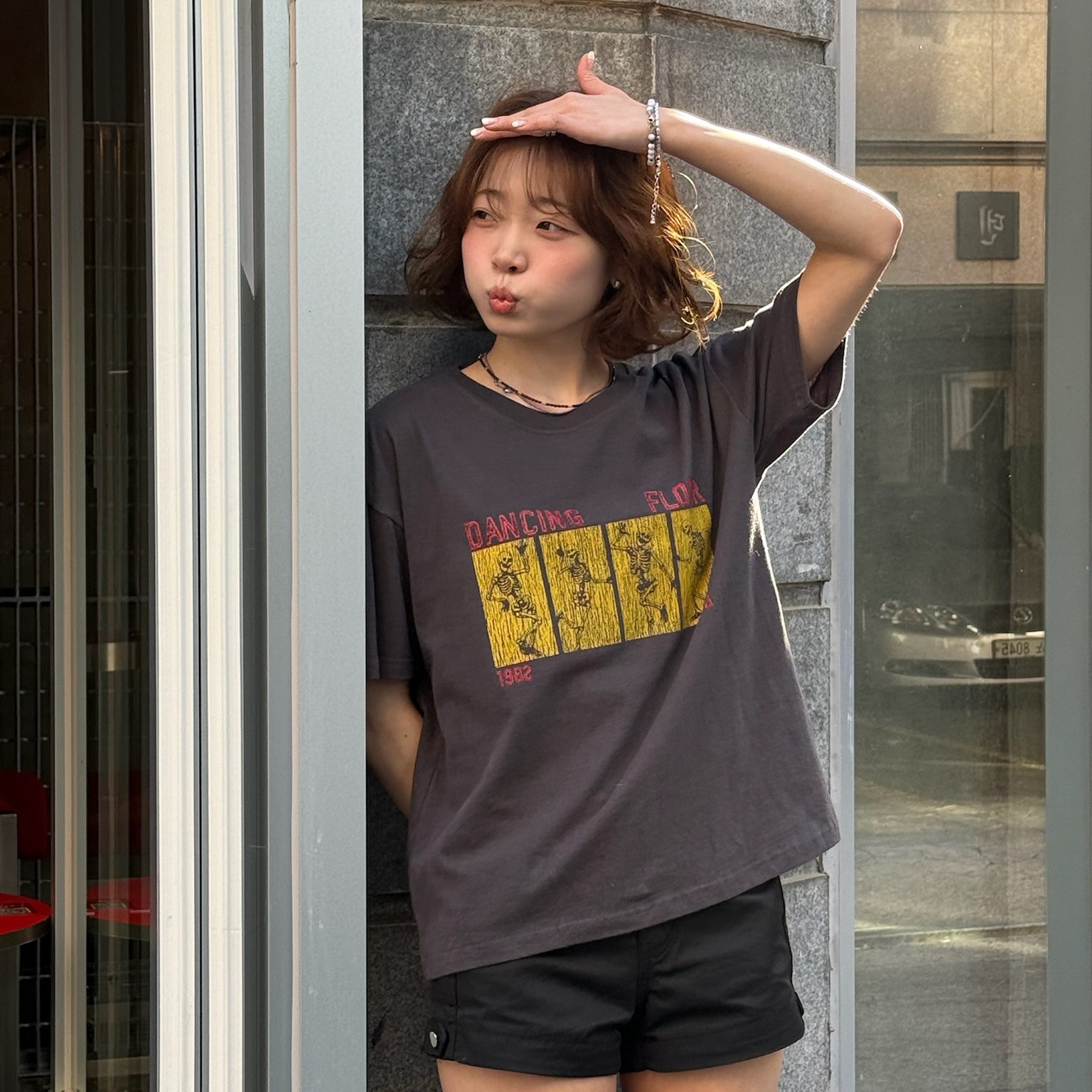 AMOU Dancing Skull Half T-Shirts Chacoal, AMOU Dancing Skull Half T-Shirts White 착용 스타일 - 4