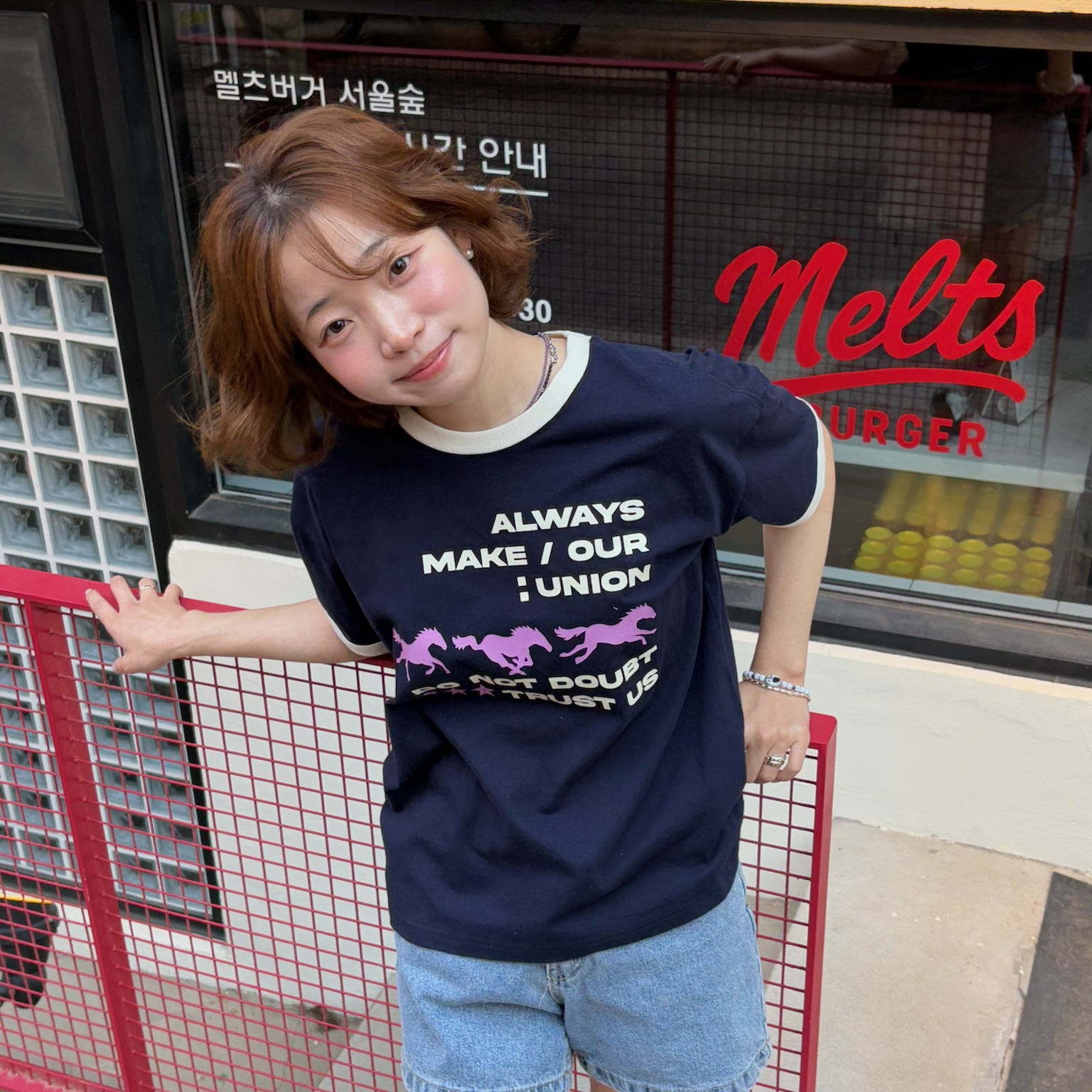AMOU Runing Horse Ringer T-Shirts Navy, AMOU Runing Horse Ringer T-Shirts Ivory 착용 스타일 - 3