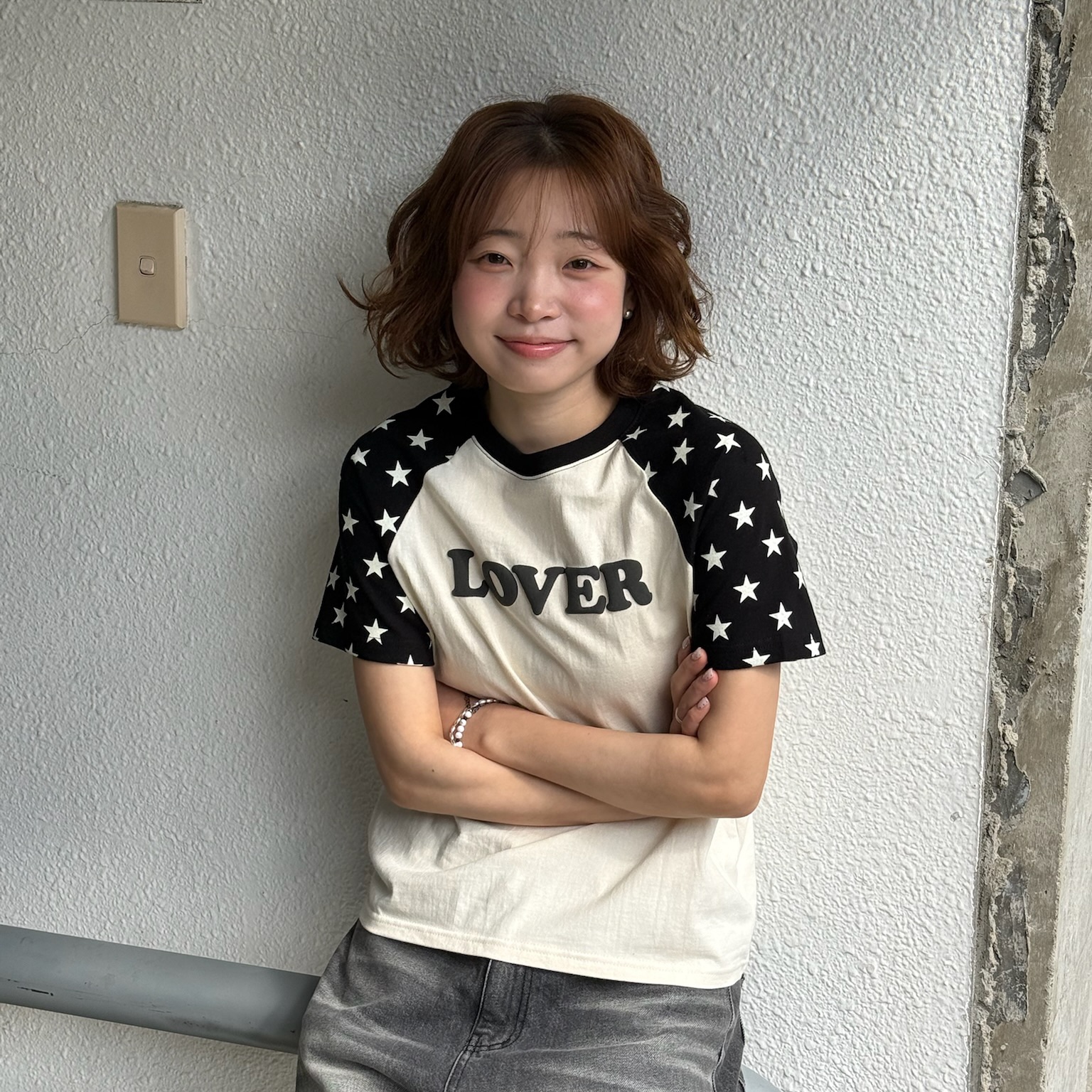[KREAM 단독] AMOU Lover Reglan T-Shirts Black, [KREAM 단독] AMOU Lover Reglan T-Shirts Chacoal 착용 스타일 - 3