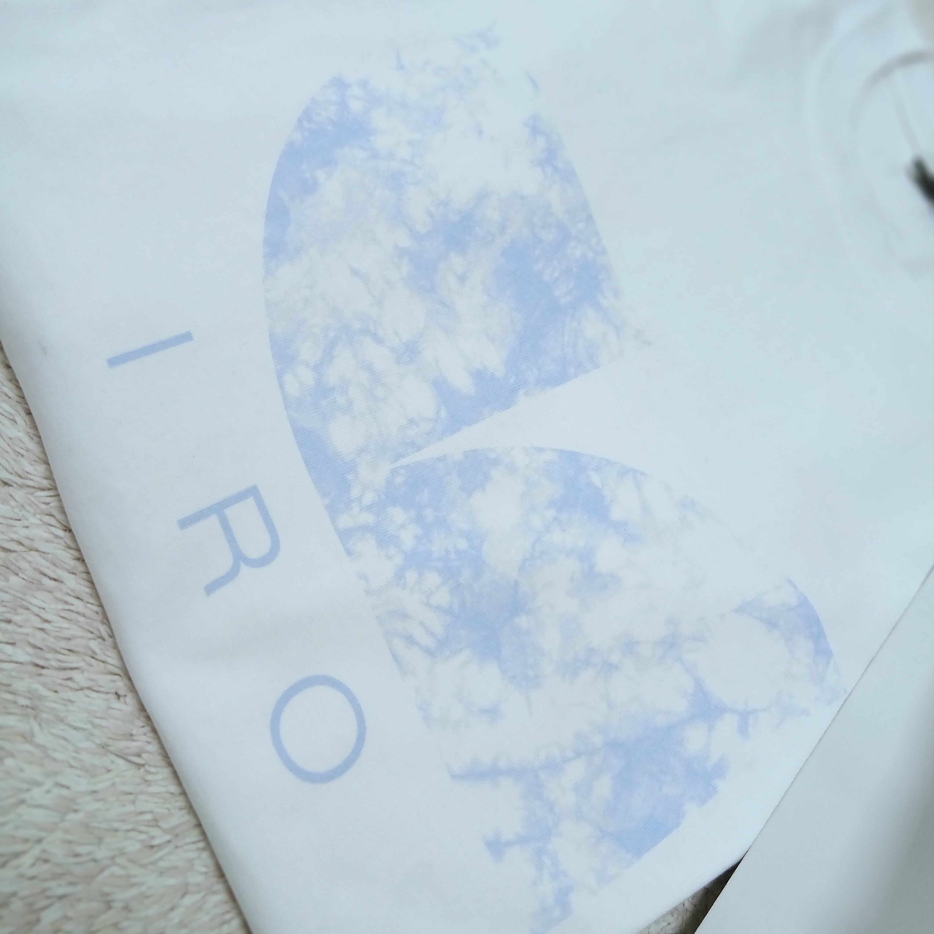 Iro Circle Geometric Logo Dyed Short Sleeve T-Shirt White, Iro Essential Logo Pid Dyeing T-Shirt Black 착용 스타일 - 2