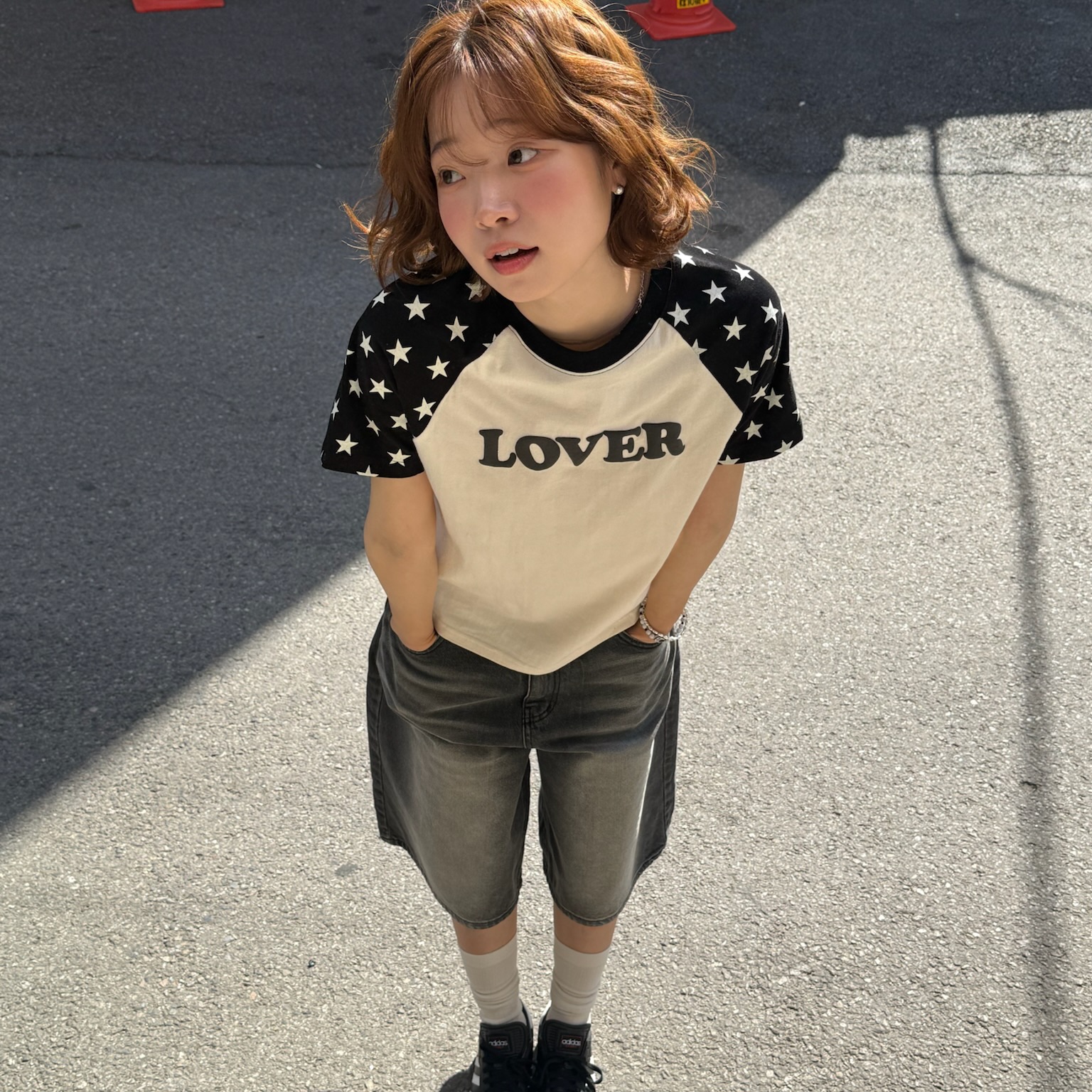 [KREAM 단독] AMOU Lover Reglan T-Shirts Black, [KREAM 단독] AMOU Lover Reglan T-Shirts Chacoal 착용 스타일 - 2