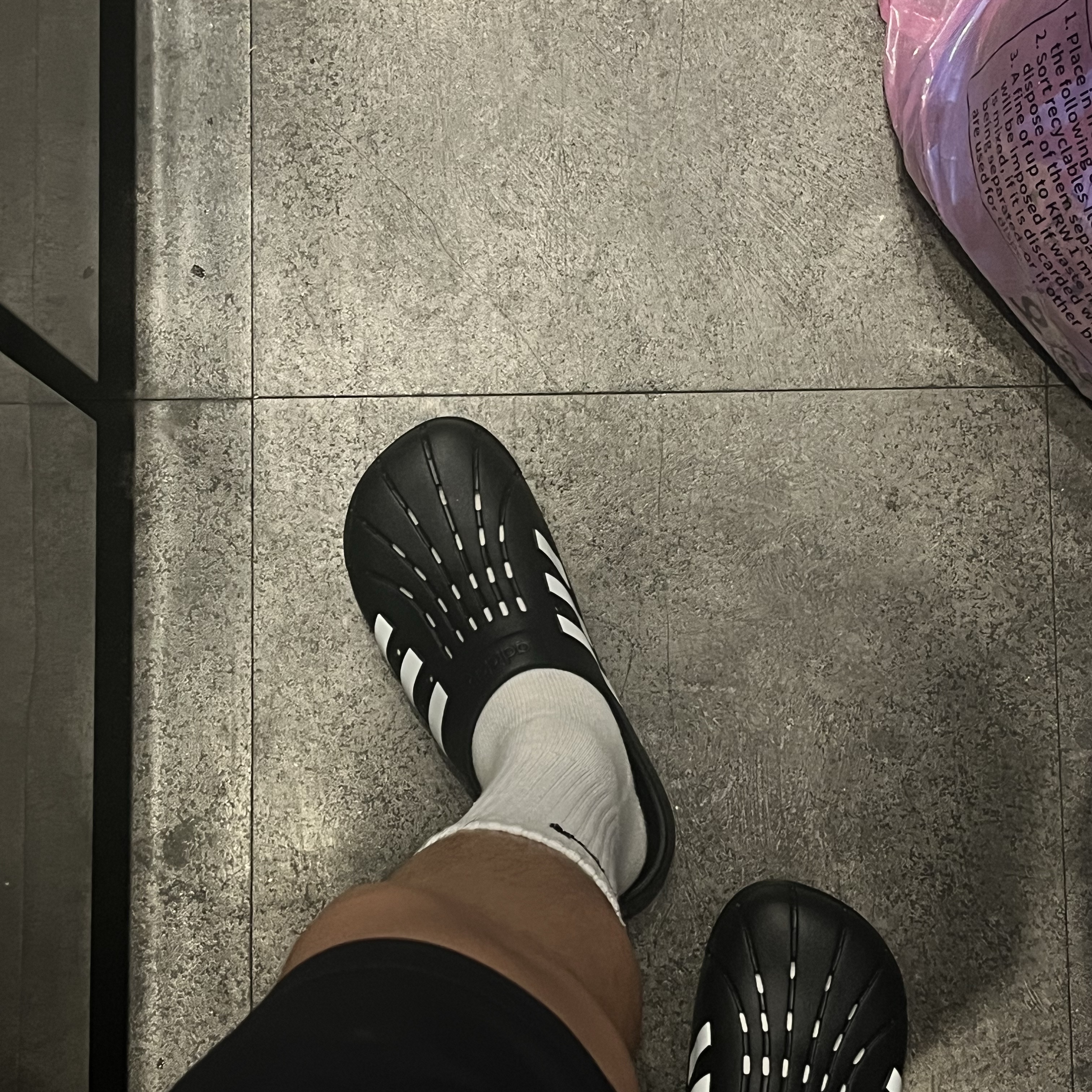 Adidas Adilette Clog Black White 착용 스타일