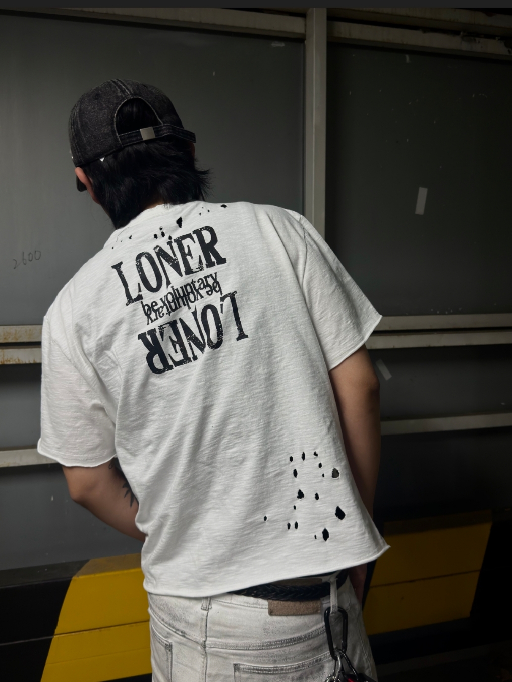 ROARINGRAD Cross Damage Slub T-Shirt White 착용 스타일 - 2