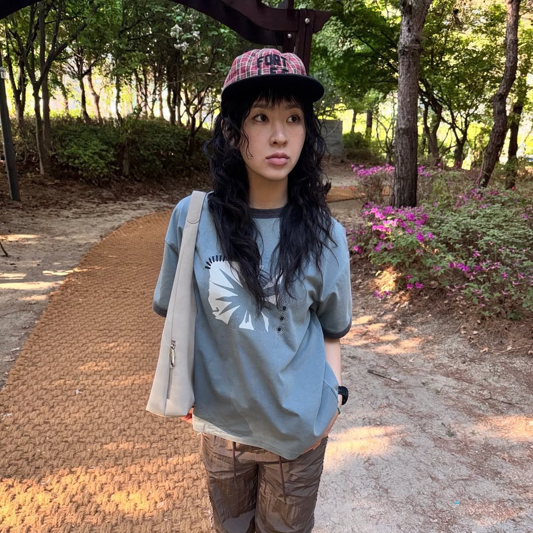 MAINBOOTH Sun Trace T-shirt TEAL Green 착용 스타일 - 4