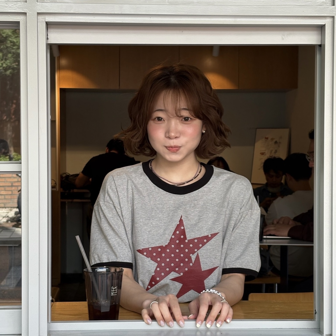 AMOU Two Star Ringer T-Shirts Gray, AMOU Two Star Ringer T-Shirts Red 착용 스타일 - 1
