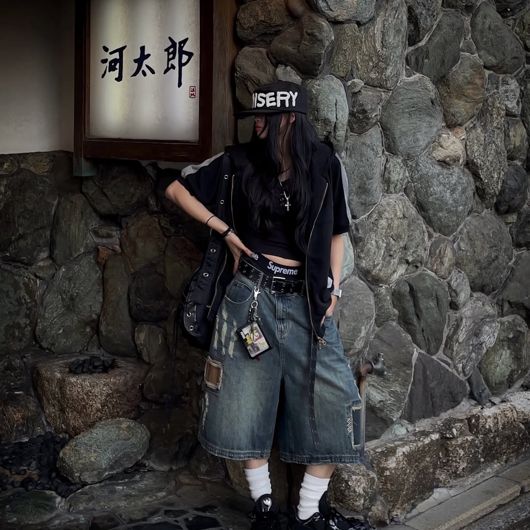 MAINBOOTH Repaired Denim Shorts BLUE 착용 스타일 - 2